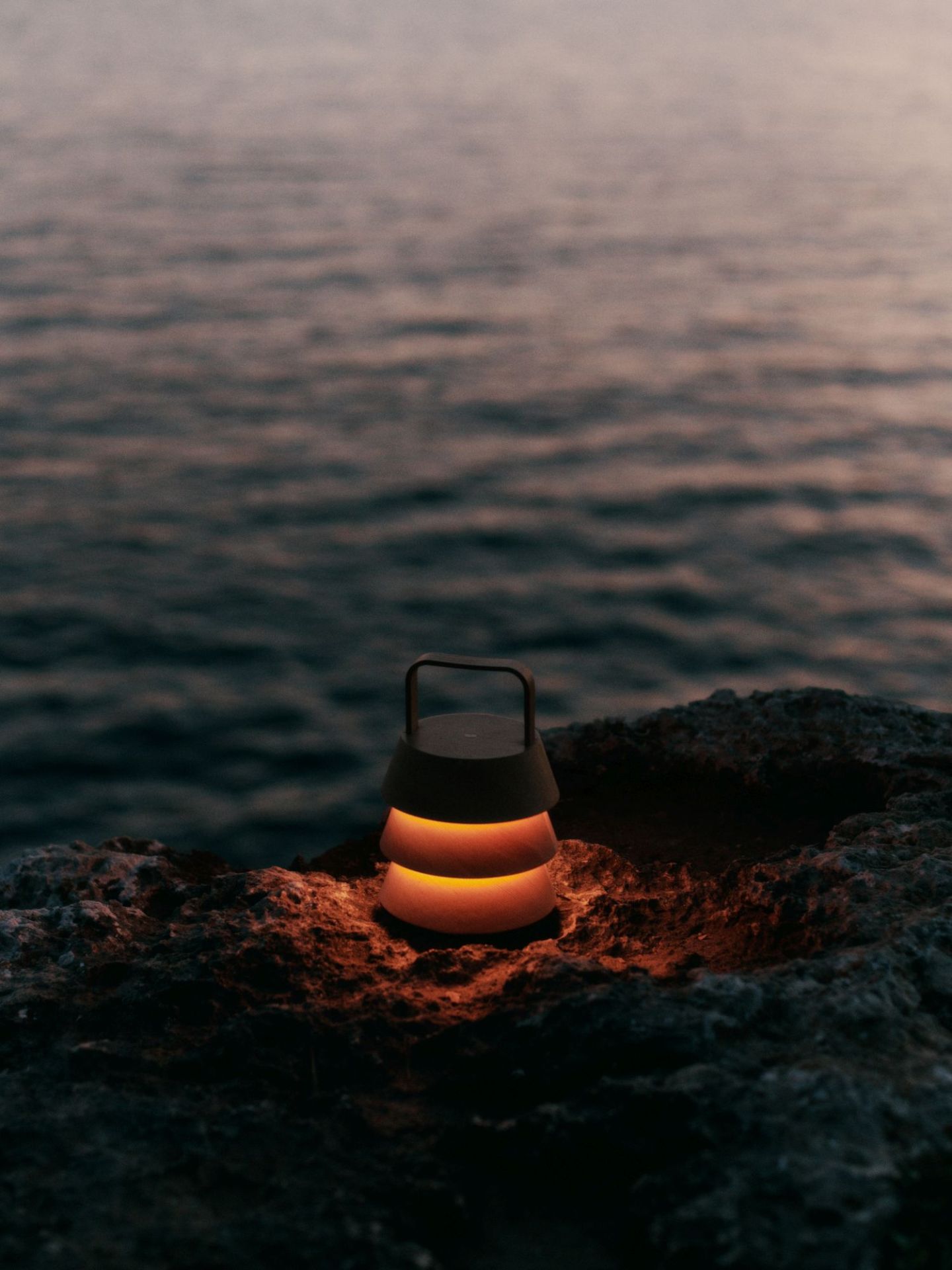 Luver Tischleuchte von Ferm Living, tragbare Lampe mit warmem Licht am Meer.