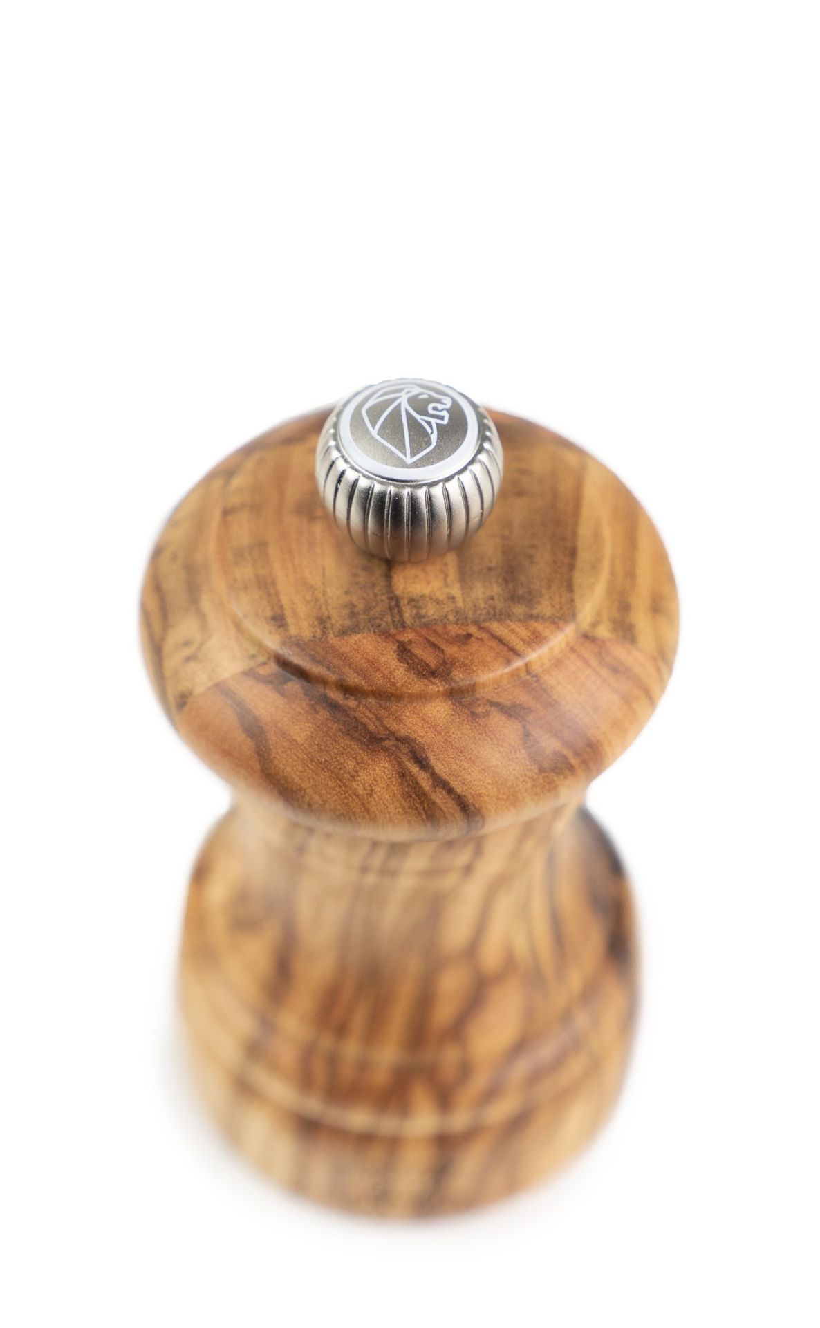 Peugeot Salzmühle aus Olivenholz, 10 cm, mit silbernem Knopf. Küchenaccessoire für Salz.
