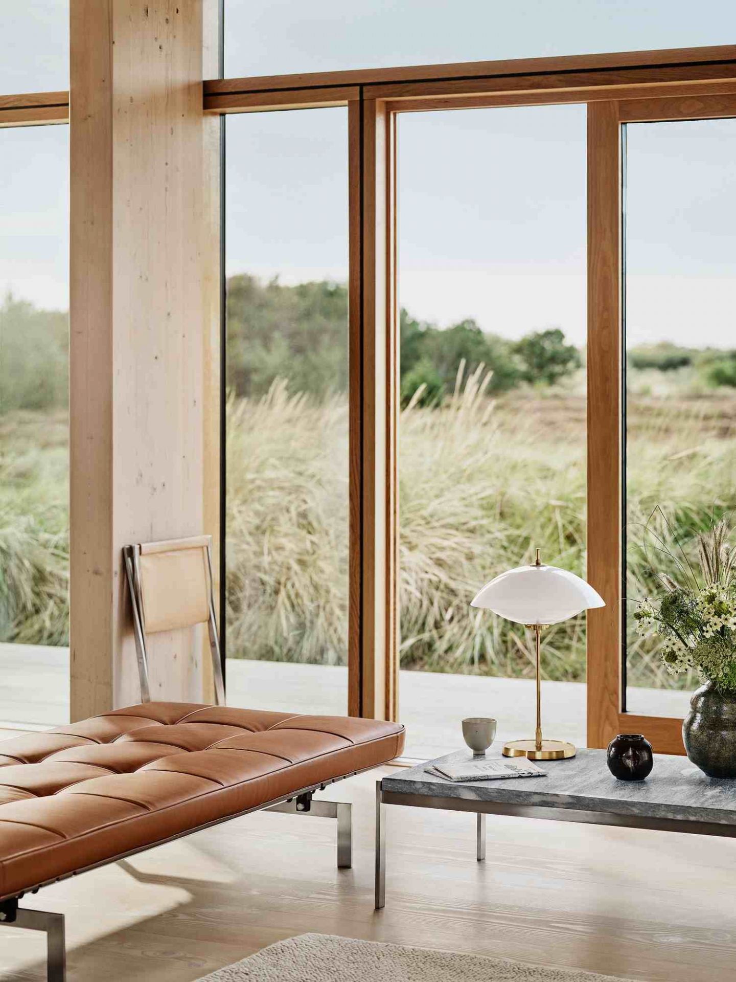 Nahaufnahme der Clam Table Lamp Tischleuchte von Fritz Hansen auf einem Marmortisch.