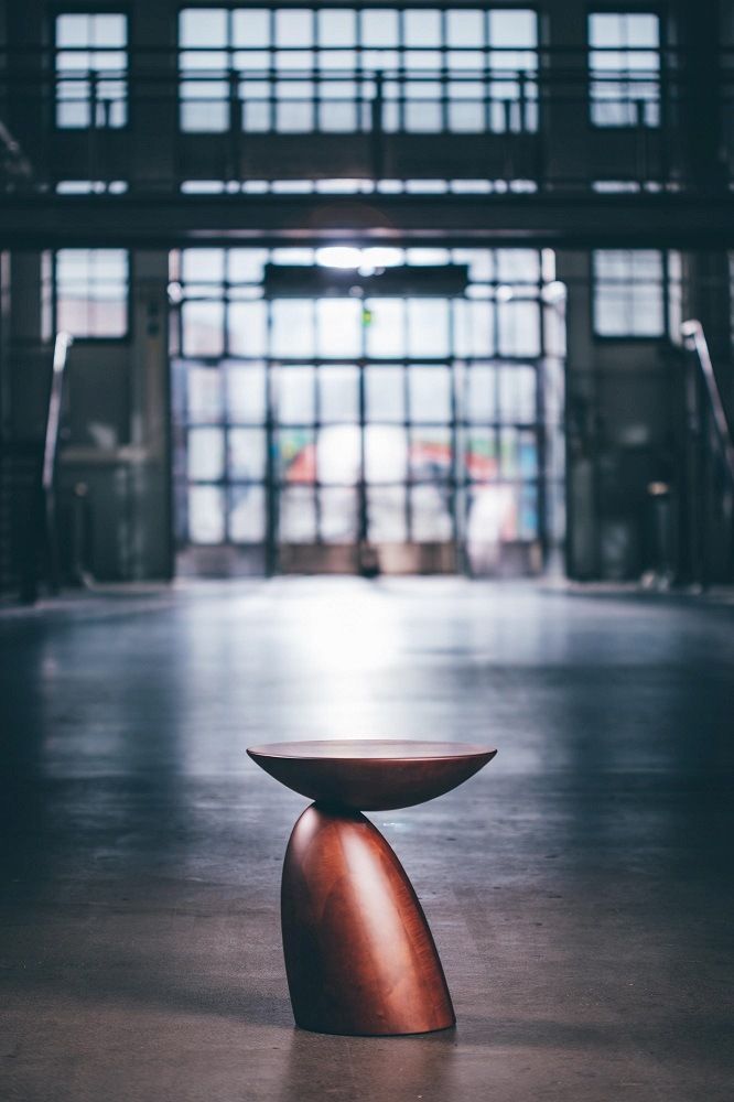 Holztisch Parabel Table von Eero Aarnio Originals, moderner Beistelltisch aus Holz, minimalistisches Design.