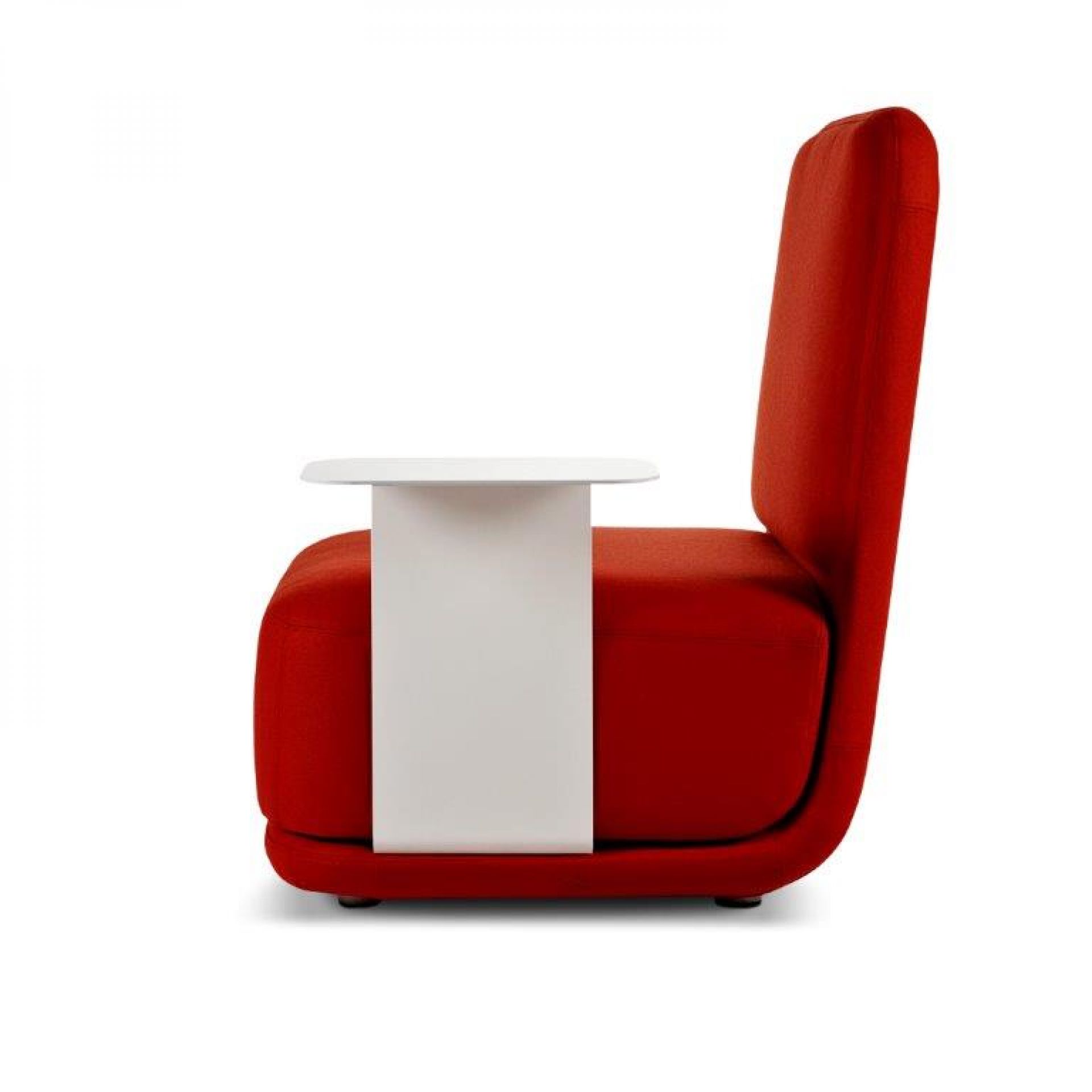 Roter Standby Sessel mit hoher Rückenlehne und integriertem, weißem Beistelltisch. Moderner Loungesessel.