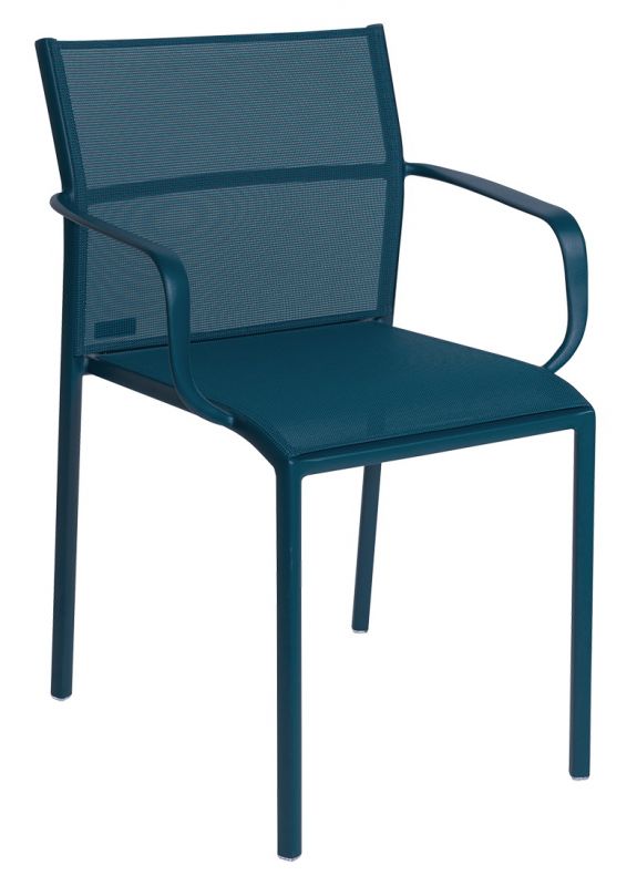 Blauer Cadiz Armlehnstuhl von Fermob für den Außenbereich, mit Netzbespannung und minimalistischem Design.
