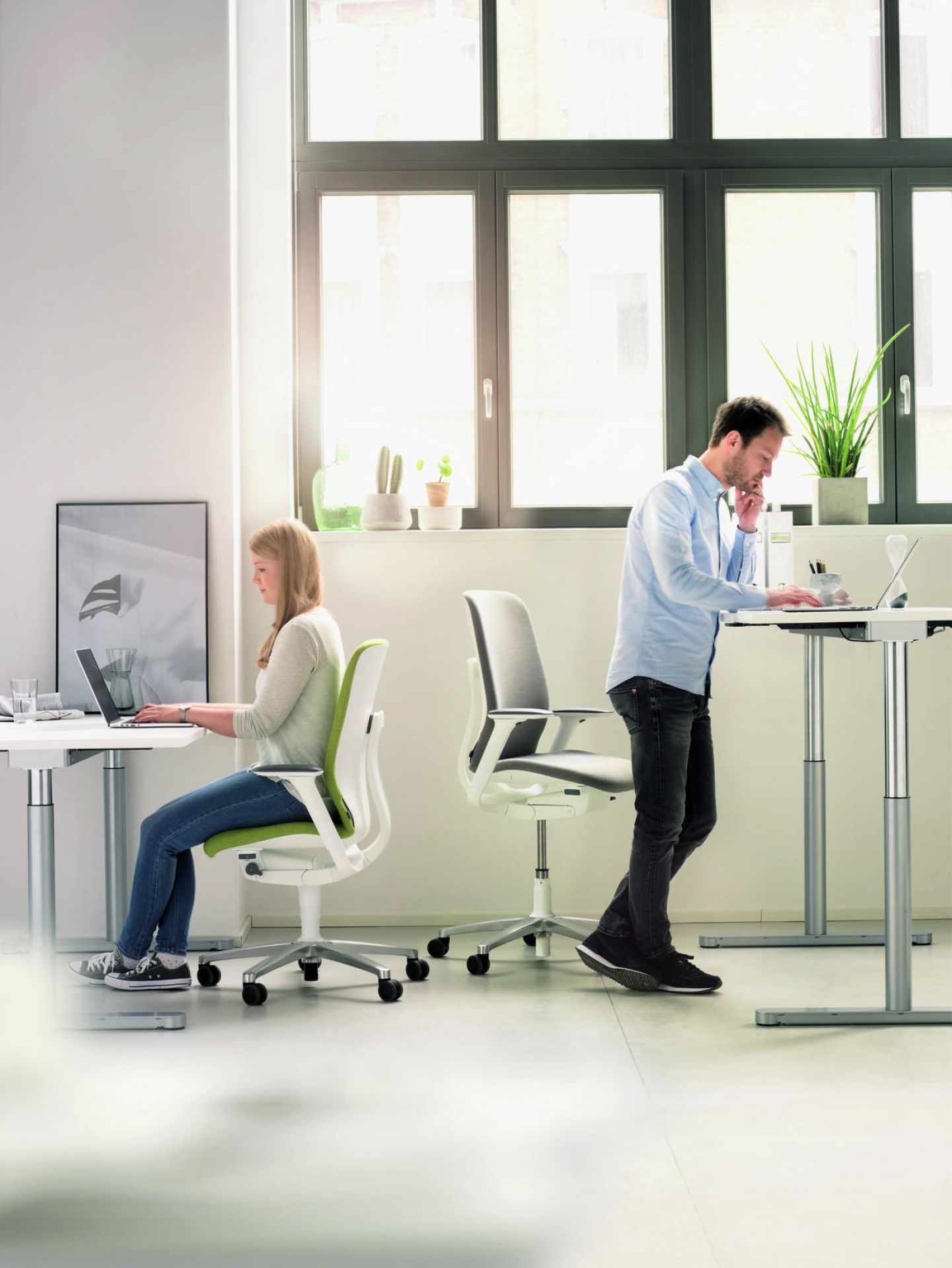 Büro mit Wilkhahn AT Drehstuhl, ergonomischer Bürostuhl für gesundes Sitzen am höhenverstellbaren Schreibtisch.