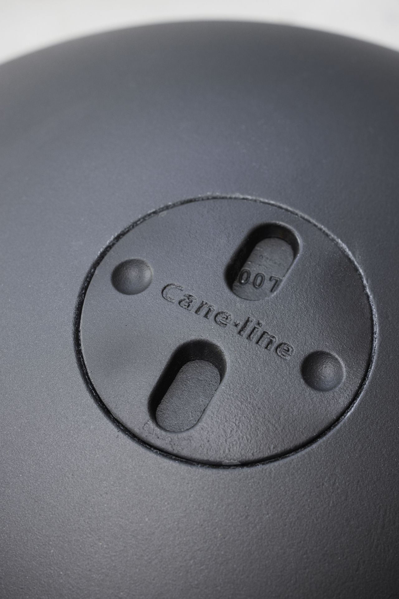 Detailaufnahme des Cane-Line Ember Feuerschalen Deckels mit Logo und Lüftungsschlitzen.