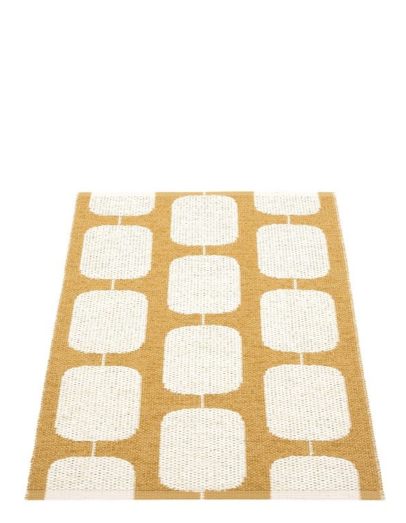 Pappelina Sten Kunststoffteppich in Ocker/Vanille mit grafischem Muster, ideal als Küchenteppich oder Badteppich.