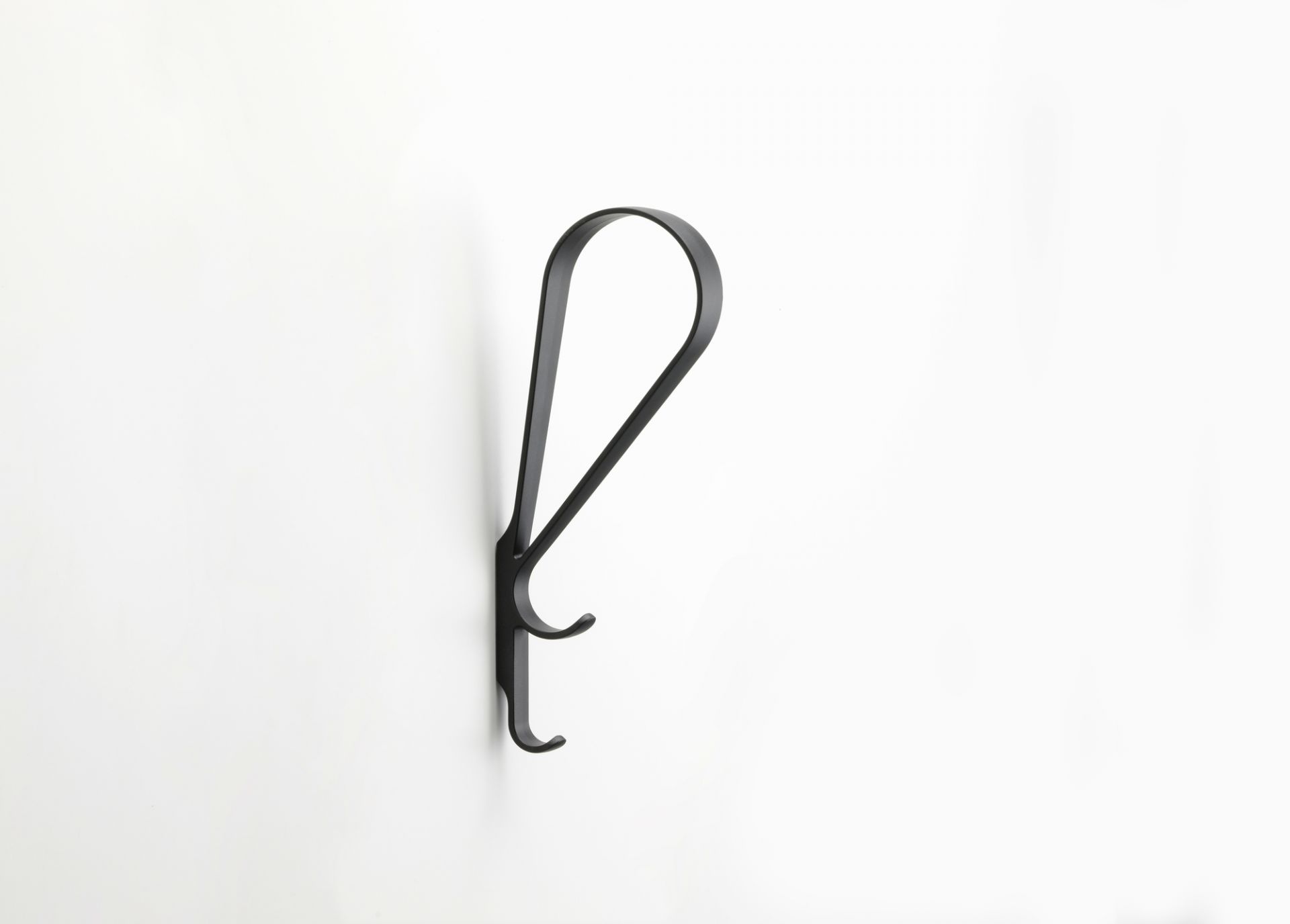 Schwarzer Tupla Wandhaken von Artek an einer weißen Wand, modernes Design mit zwei Haken.