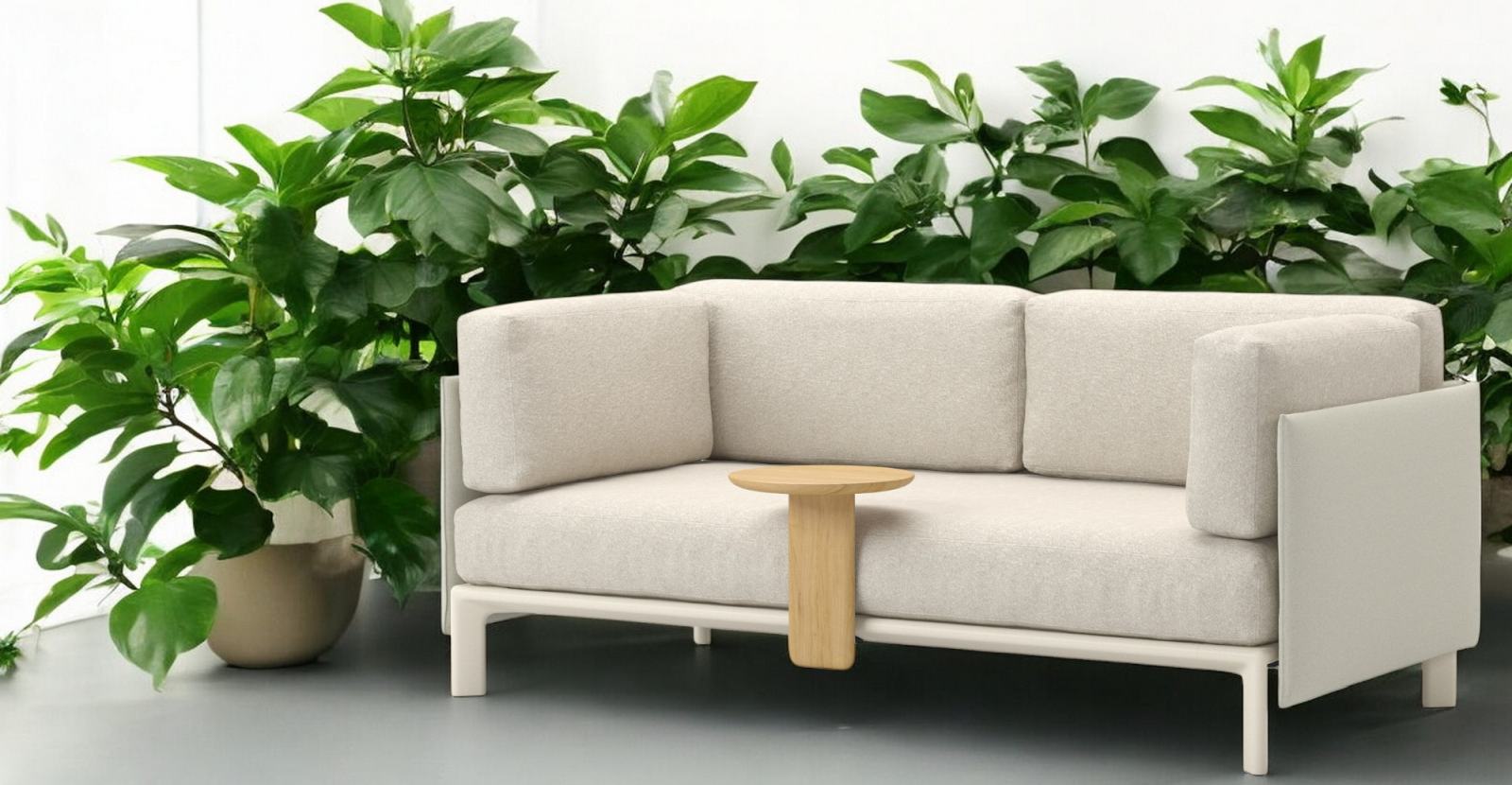 Vitra Anagram 2-Sitzer Sofa in Beige mit Beistelltisch und Zimmerpflanzen im Hintergrund.