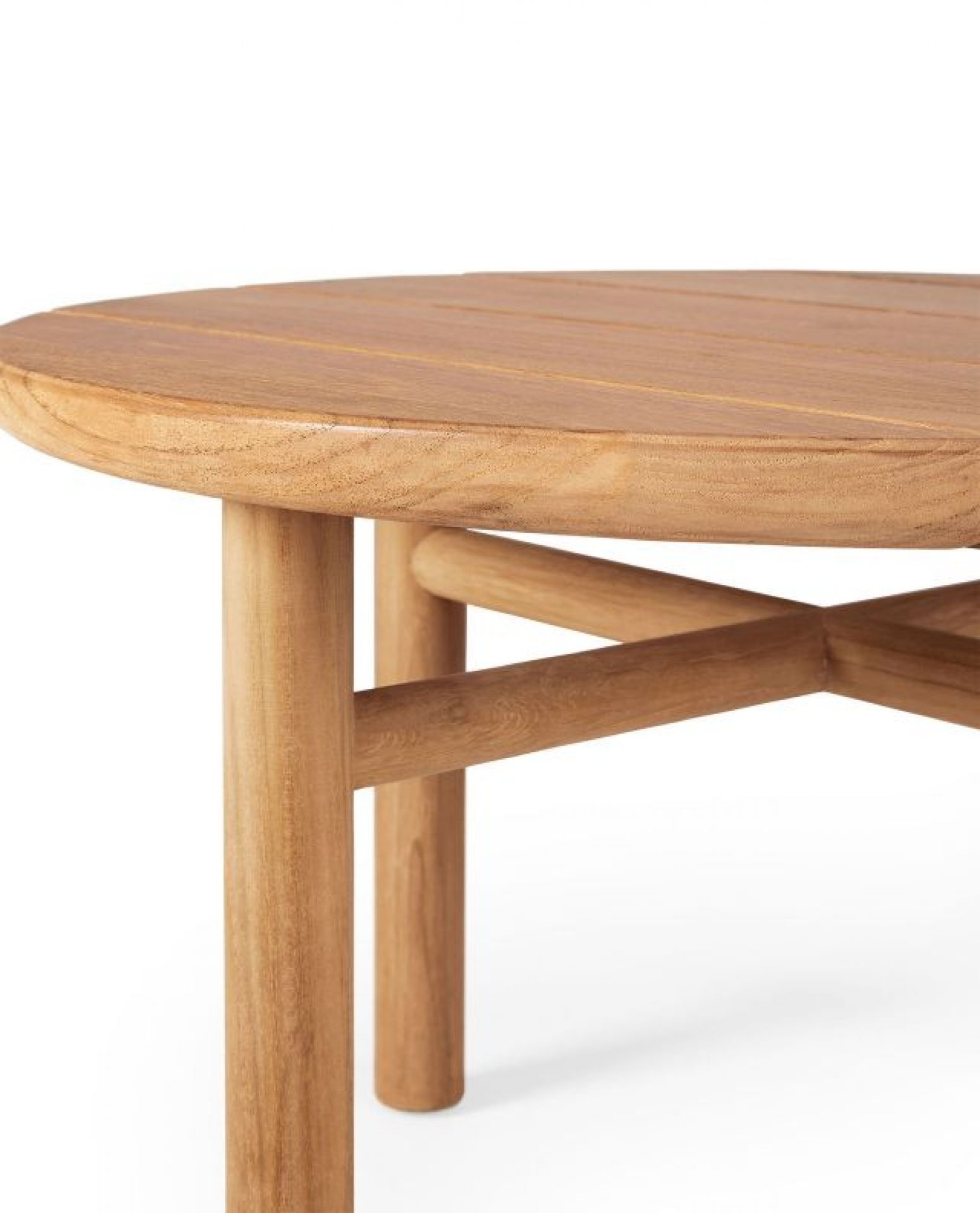 Detailaufnahme des runden Ethnicraft Quatro Couchtischs aus Teakholz für den Außenbereich.