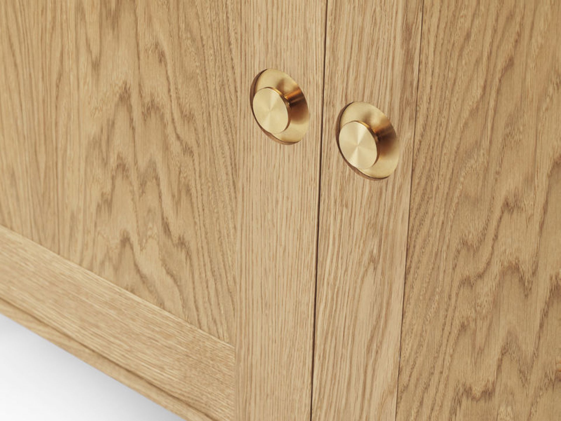 Detailaufnahme: FK63 Bücherregal von Carl Hansen & Søn mit Türen und Messinggriffen.