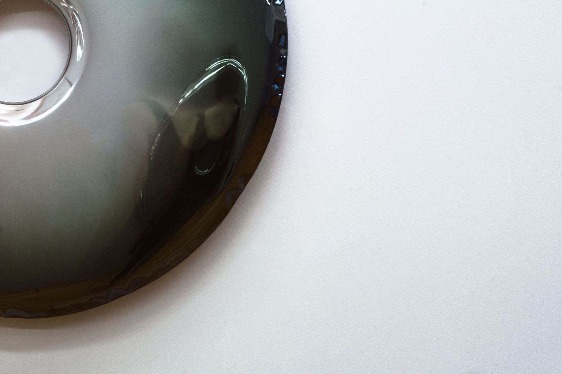 Detailaufnahme der Rondo Wanddekoration von Zieta in dunklem Metallic-Farbton. Designobjekt für moderne Innenräume.