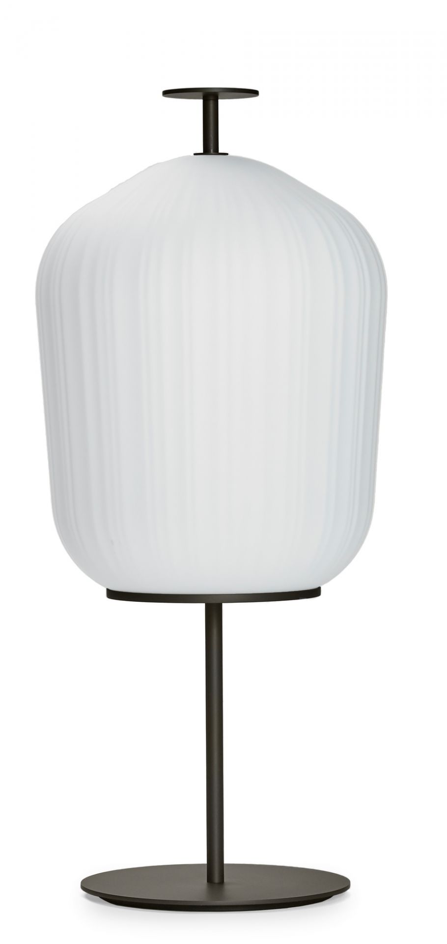 Plissée Stehleuchte von ClassiCon: Moderne Bodenleuchte mit weißem Schirm und Messing-Gestell.