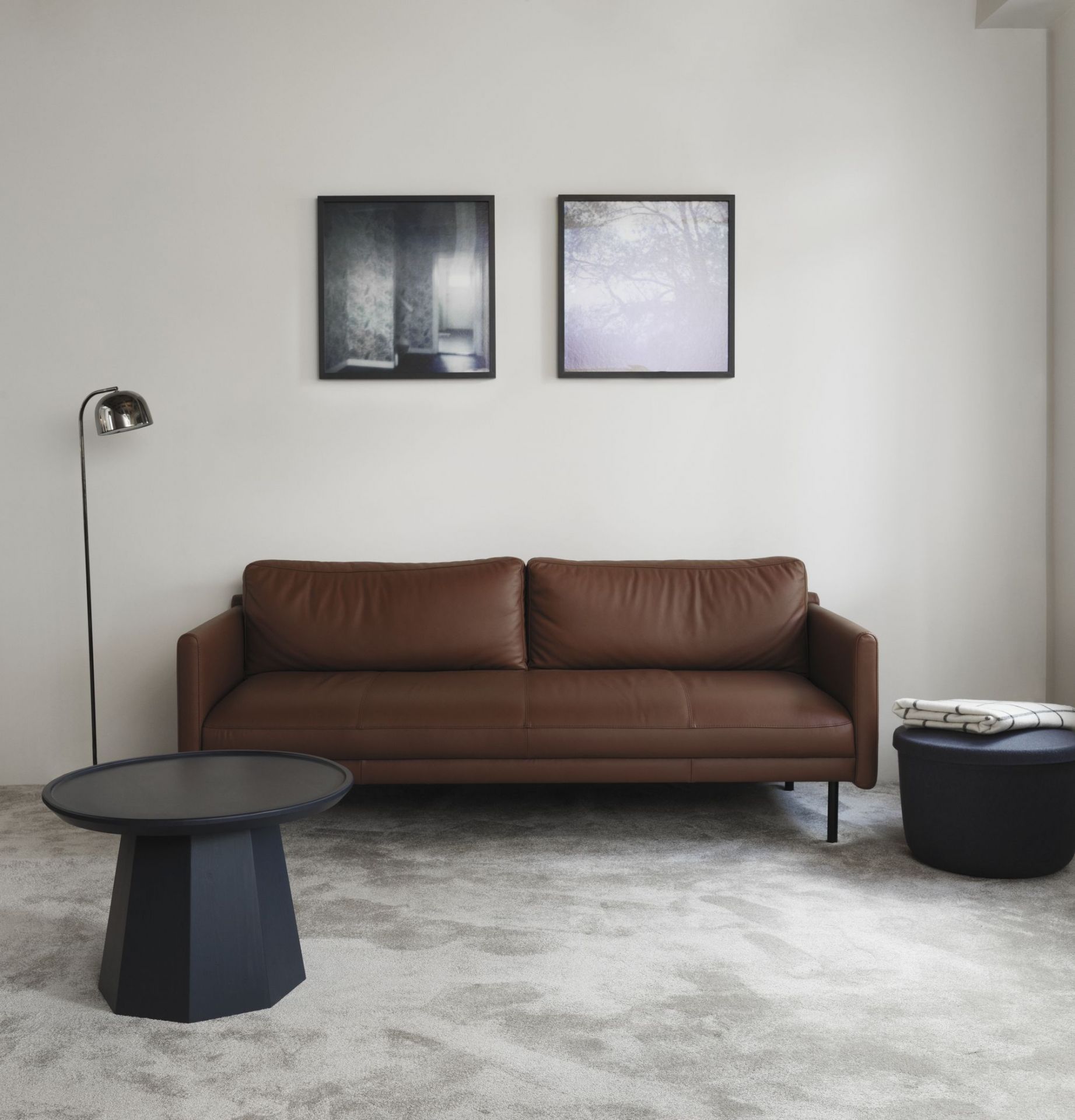Braunes Rar Sofa 3-Sitzer von Normann Copenhagen im Wohnzimmer mit Beistelltisch und Hocker.