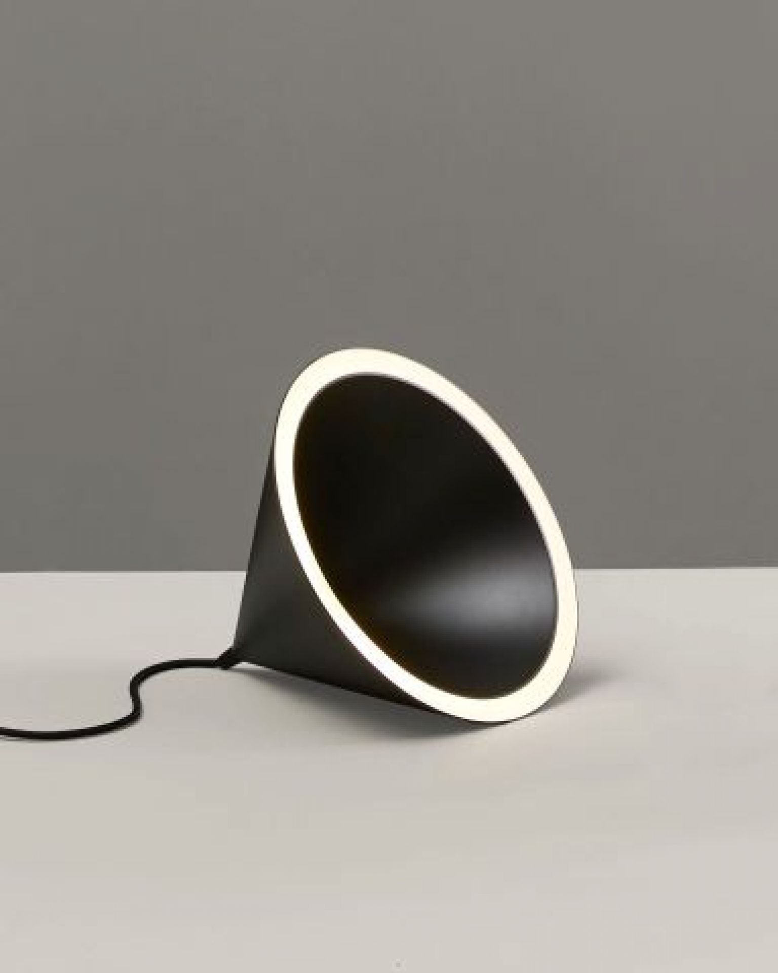 Annular Pendelleuchte von Woud, schwarze Kegelform mit LED-Lichtring, moderne Innenbeleuchtung.
