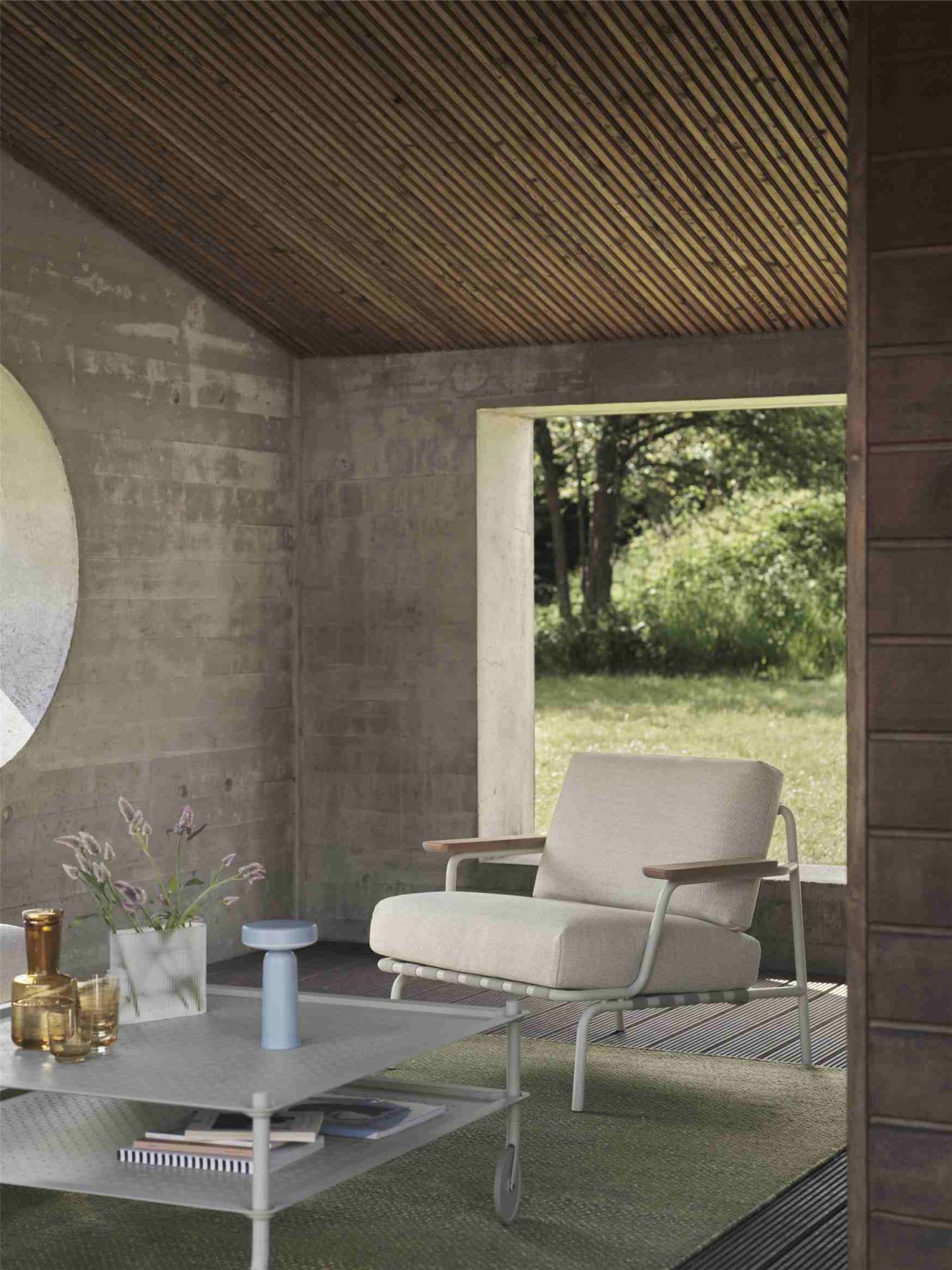 Ridge Vase Muuto Milchglas Hellblau H 35 cm