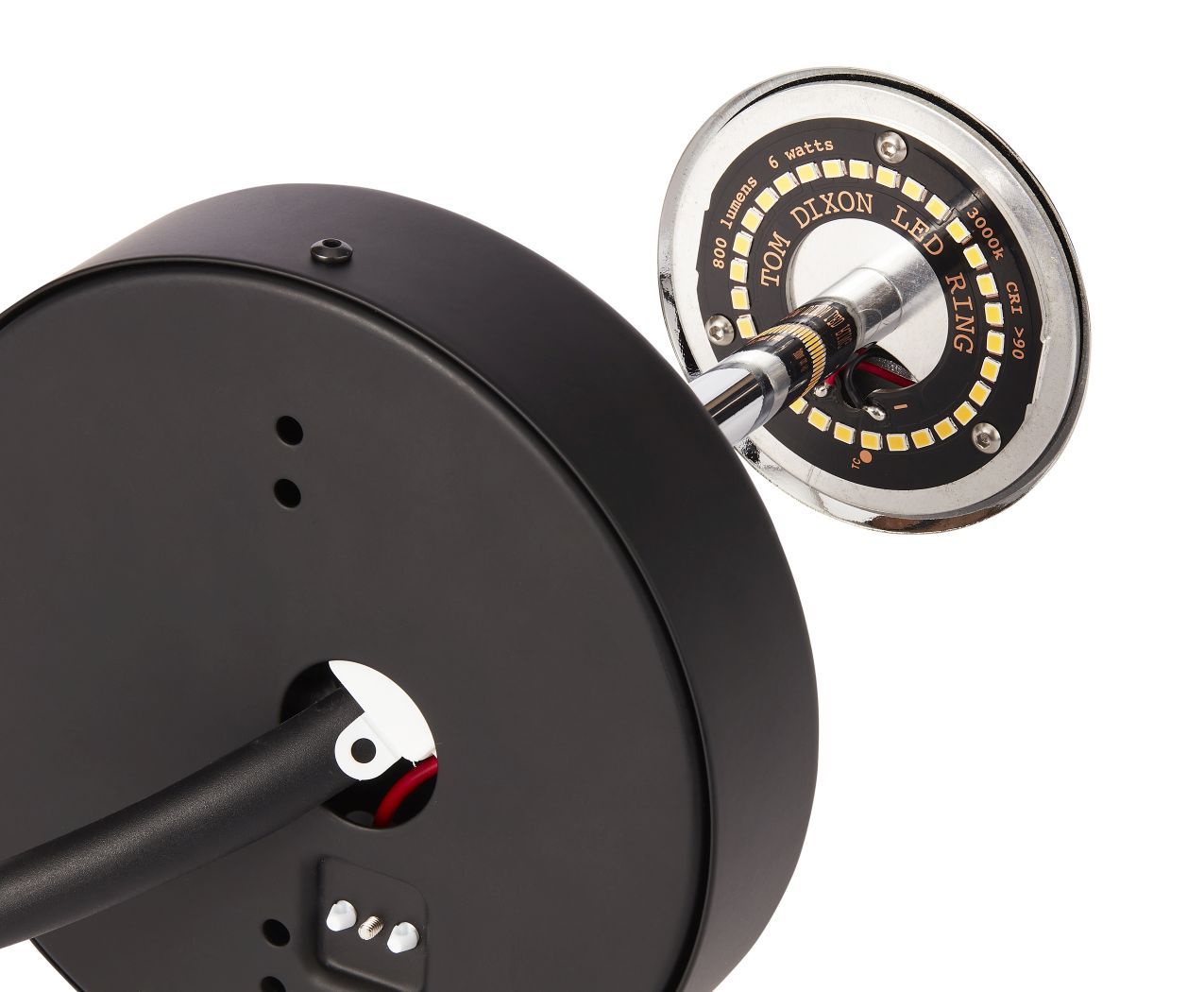 Detailaufnahme der Tom Dixon Void Surface LED-Wandleuchte in Chrom, modernes Design für stilvolle Innenraumbeleuchtung.