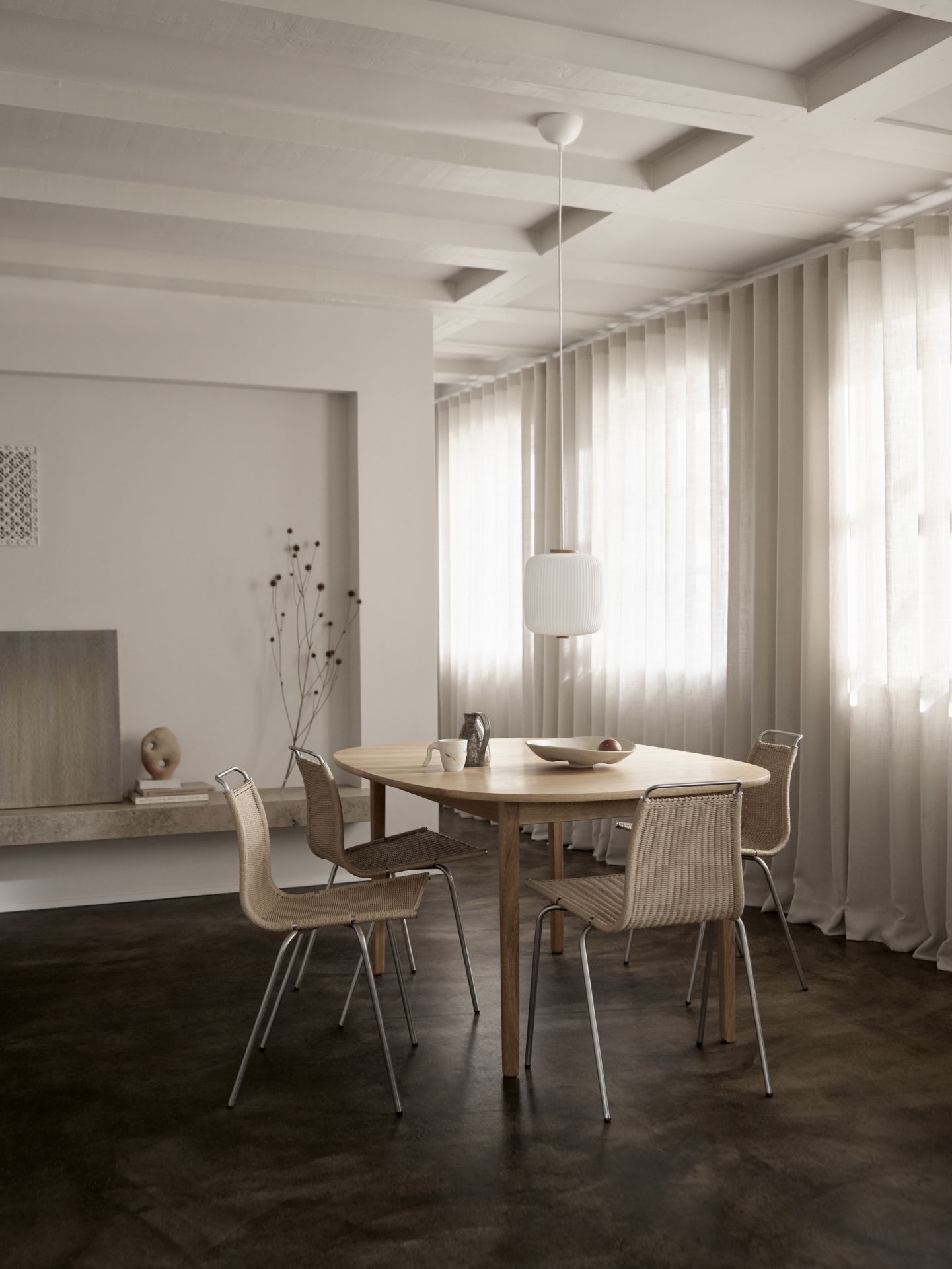 OW224 Tisch von Carl Hansen & Søn, runder Esstisch aus Holz mit Stühlen.