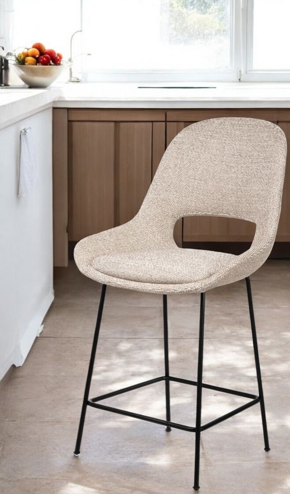 Theia Barhocker von Freifrau Manufaktur mit beigem Stoffbezug und schwarzem Metallgestell in moderner Küche.