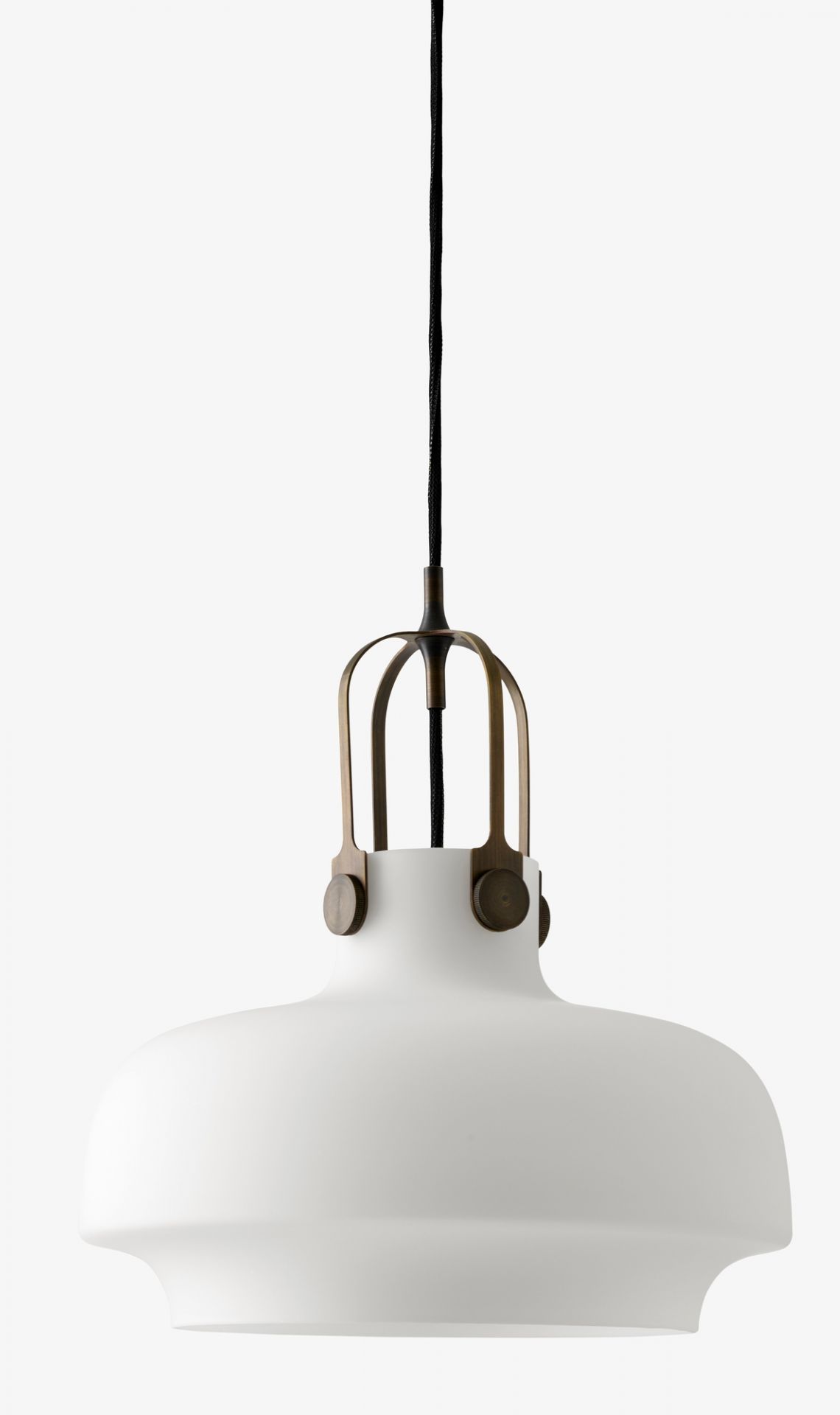 Weiße Copenhagen Pendelleuchte von AndTradition mit Messingdetails und schwarzem Kabel. Moderne Hängelampe für Wohnraum.