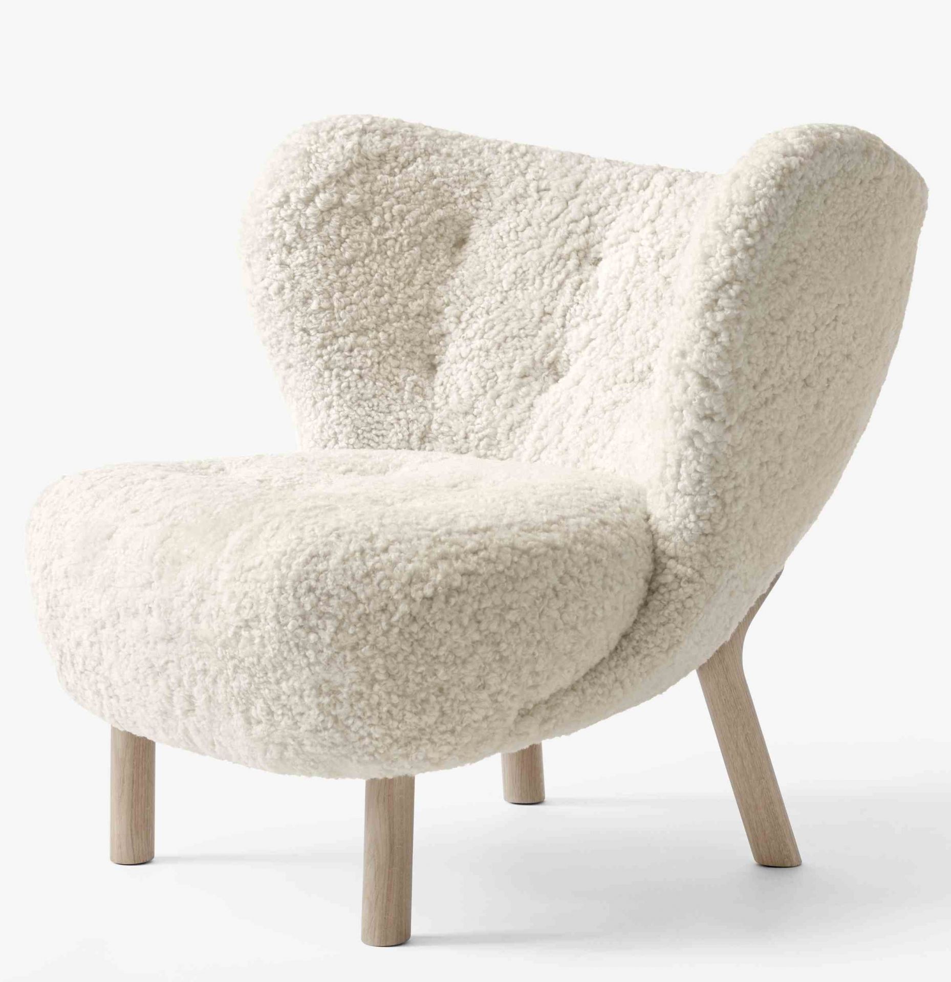 AndTradition Little Petra Sessel VB1 mit hellem Schaffell und Holzbeinen. Loungesessel Design.