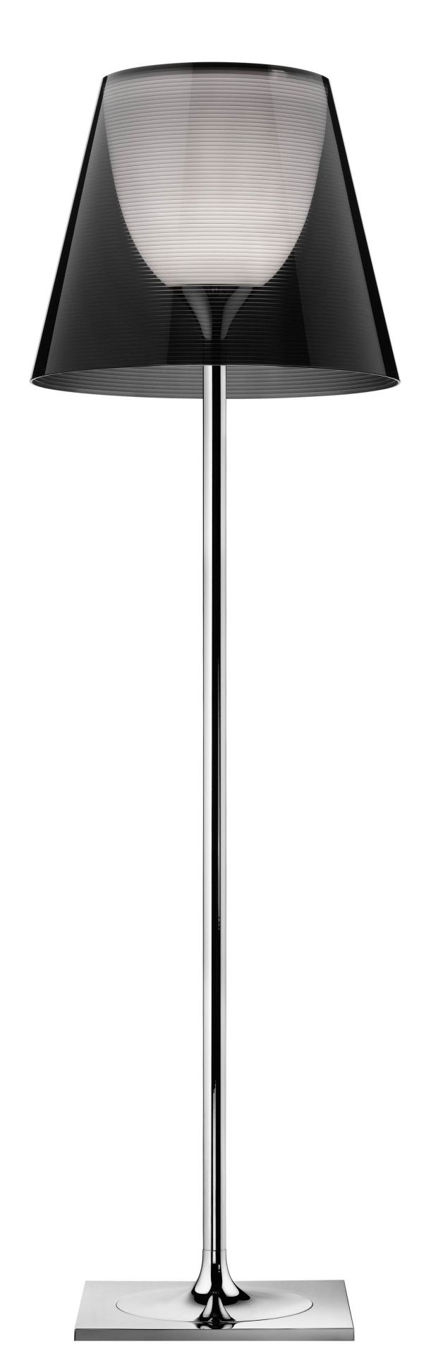 Ktribe Stehleuchte von Flos mit schwarzem Schirm und verchromtem Fuß für Wohnzimmer.