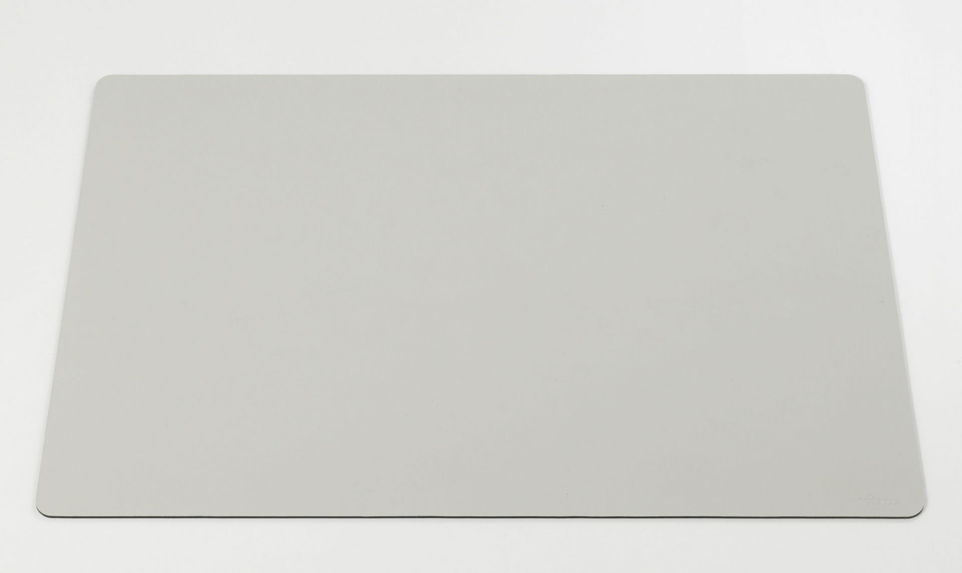 Graue Repad Schreibtischunterlage von Vitra, eine moderne und minimalistische Schreibtischauflage für den Arbeitsplatz.
