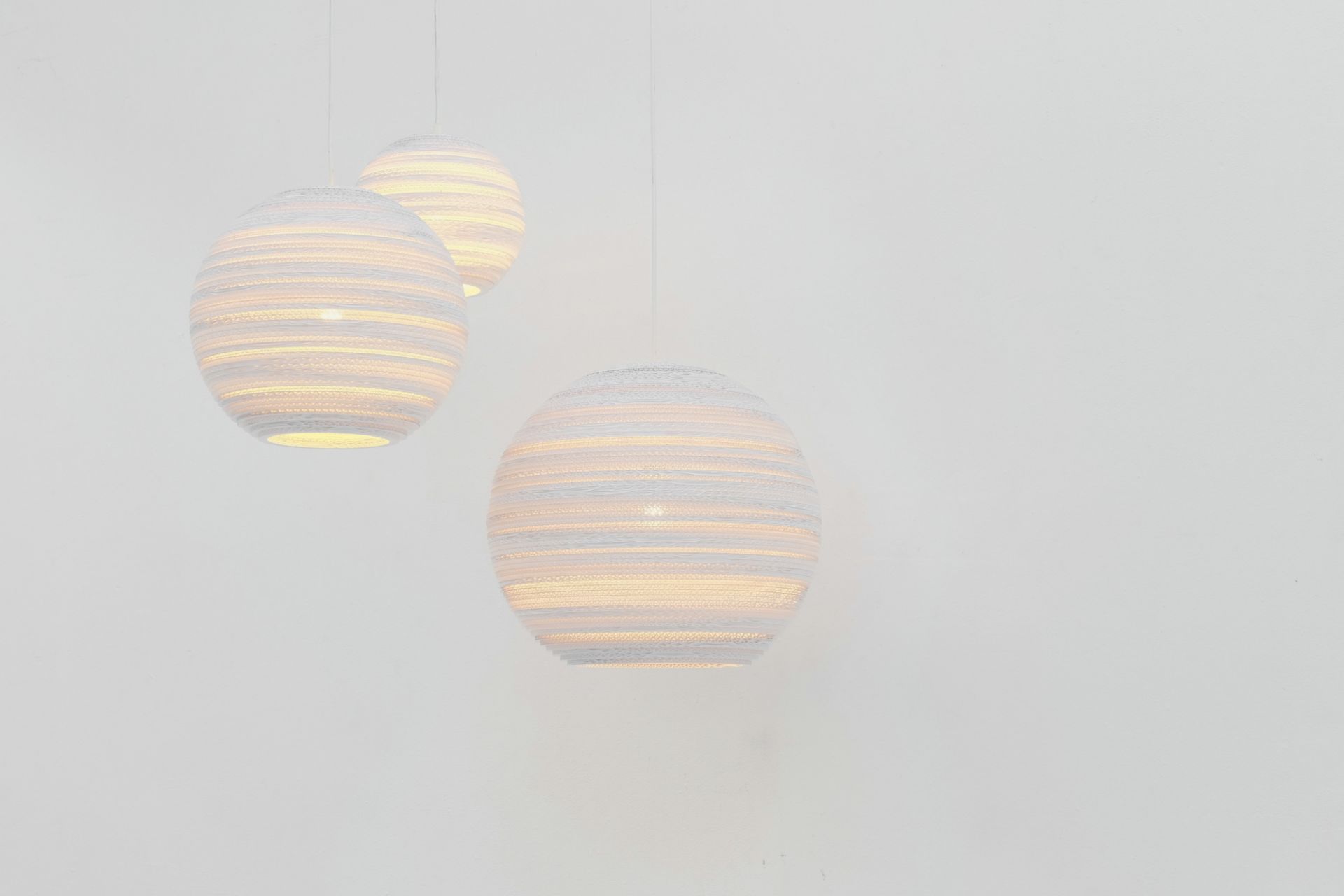 Drei Scraplights Moon Hängeleuchten von Graypants in Weiß, runde Form, modernes Design.