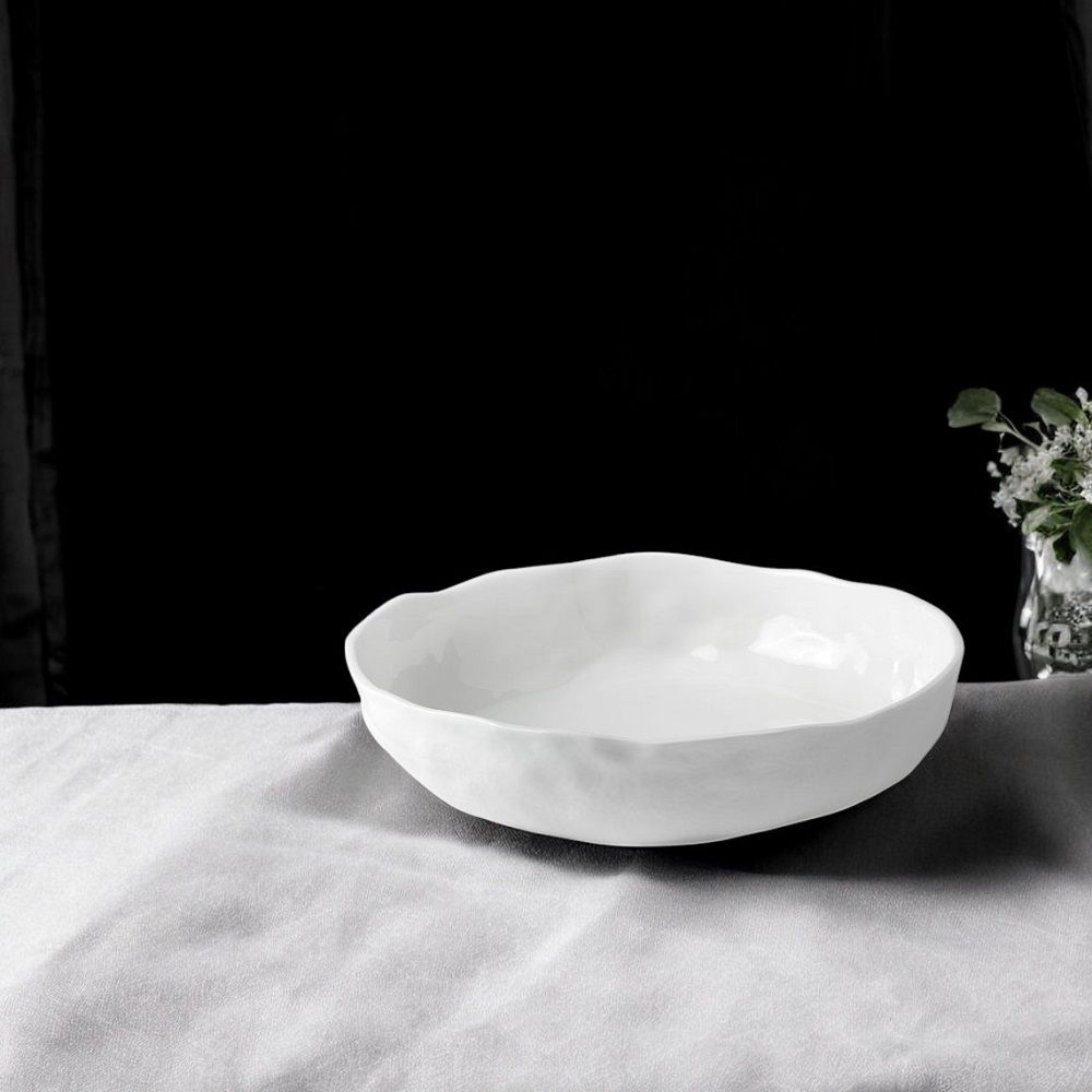 Weiße Räder Porzellan Schale "Genuss" auf Leinentisch, ideal für Salate und Desserts.