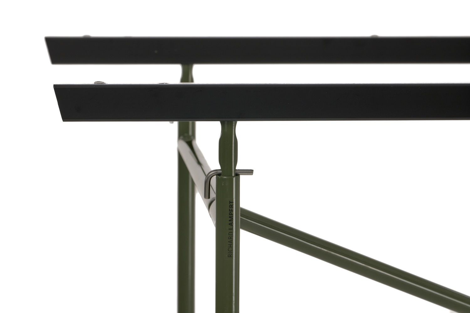 Detailaufnahme: Richard Lampert Eiermann Tischgestell Plattenträger (2 Stück), Tischbau, Möbeldesign, grüne Metallstruktur.