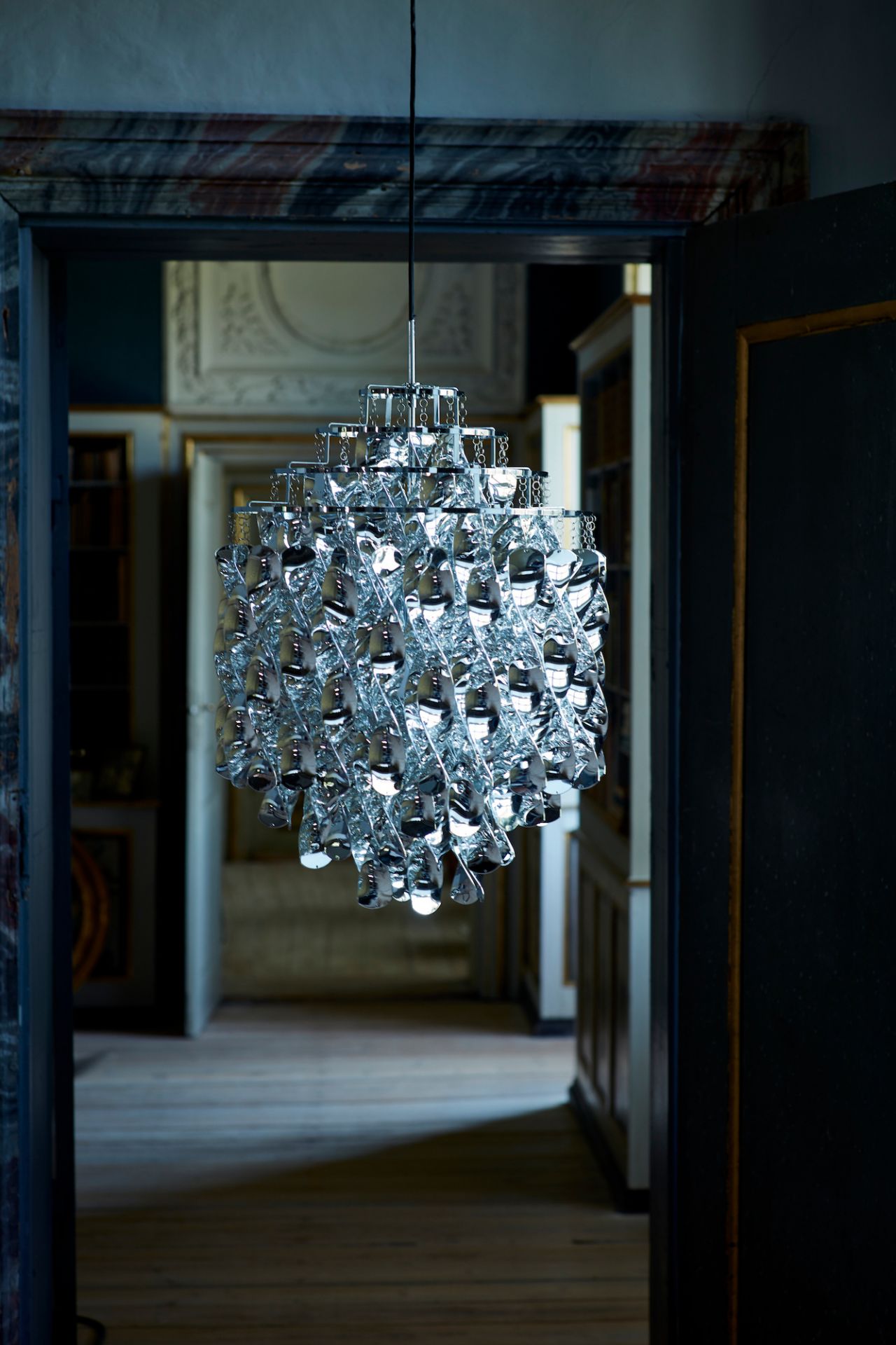 Spiral Pendelleuchte: Moderne Hängeleuchte mit spiralförmigen Elementen aus glänzendem Metall, Design Leuchte.