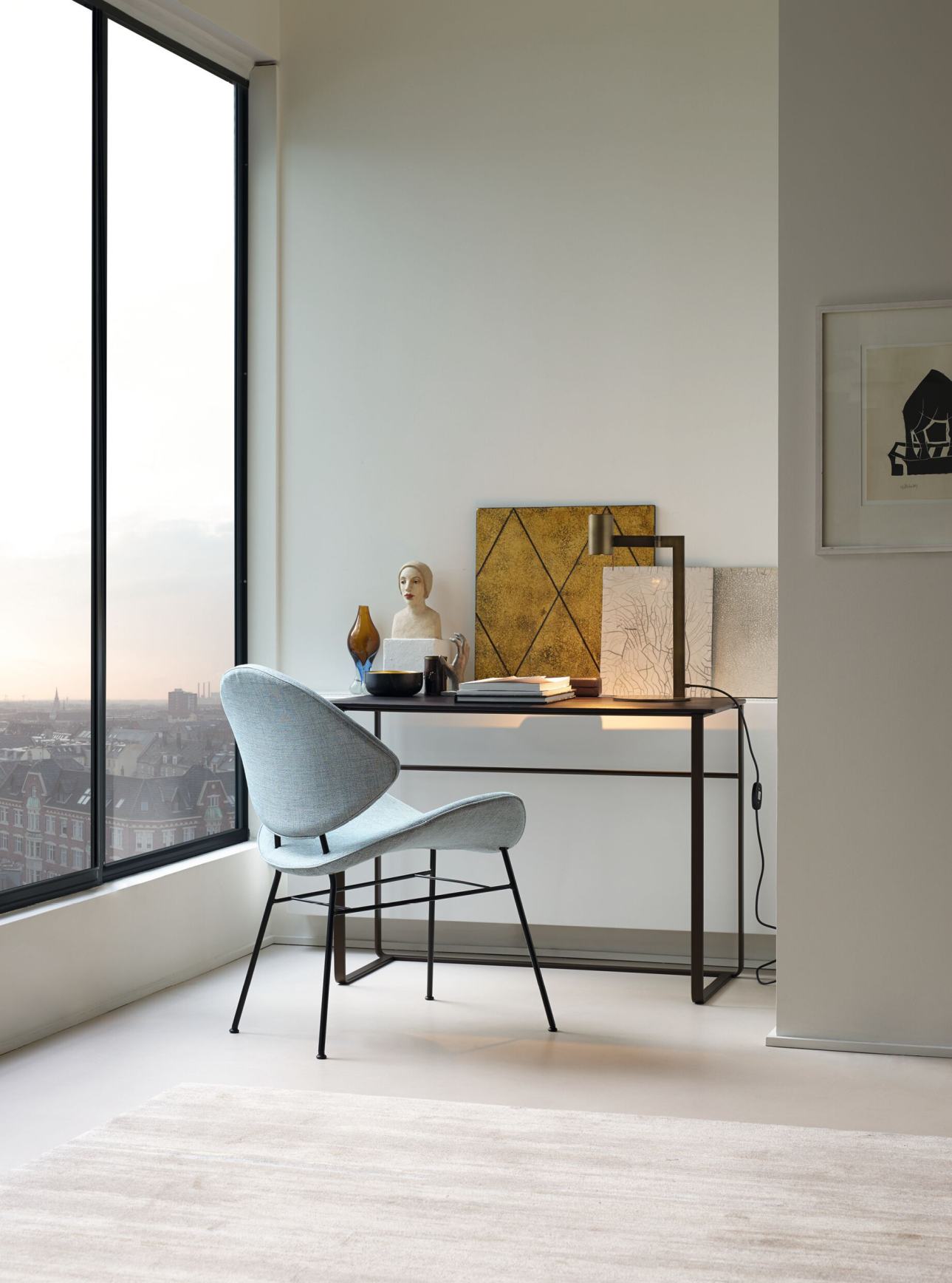 Elegante 810 Yuuto Konsole von Walter Knoll mit Stuhl und Dekoration in modernem Interieur.