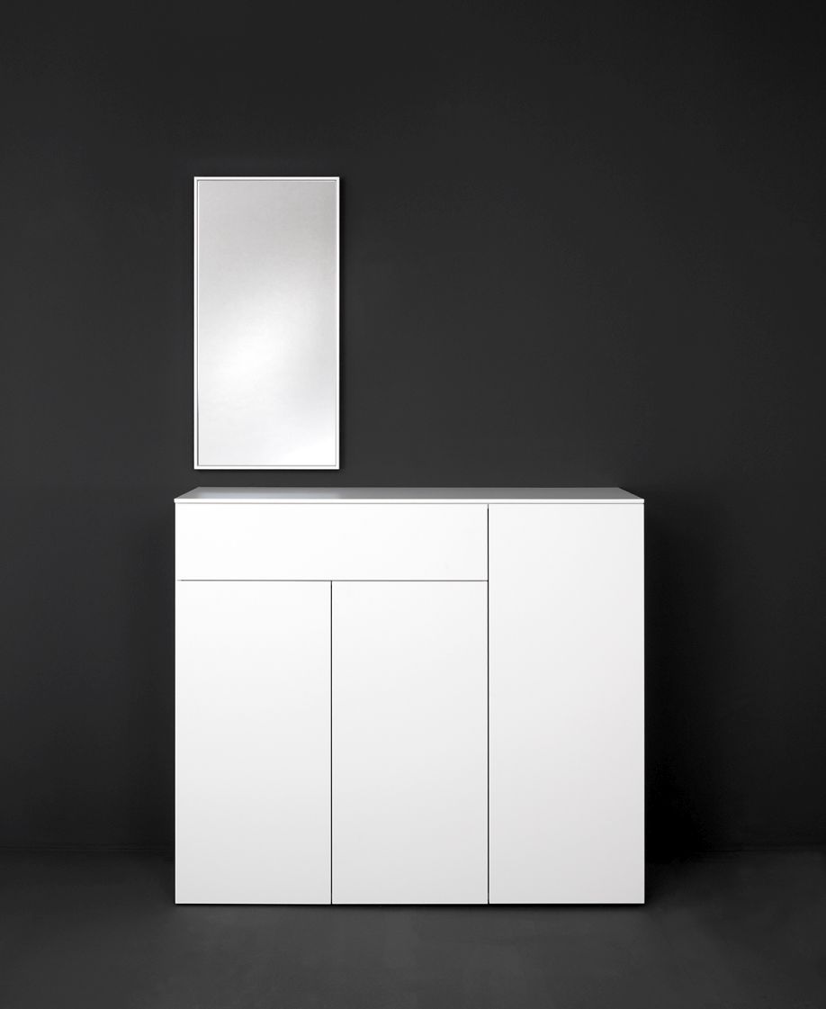 Schönbuch Urban Sideboard in Weiß mit zwei Türen, einem Schubkasten und passendem Spiegel an dunkler Wand.