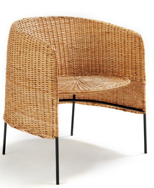 Caribe Natural Lounge Chair: Outdoor Sessel aus Rattan mit schwarzen Beinen.