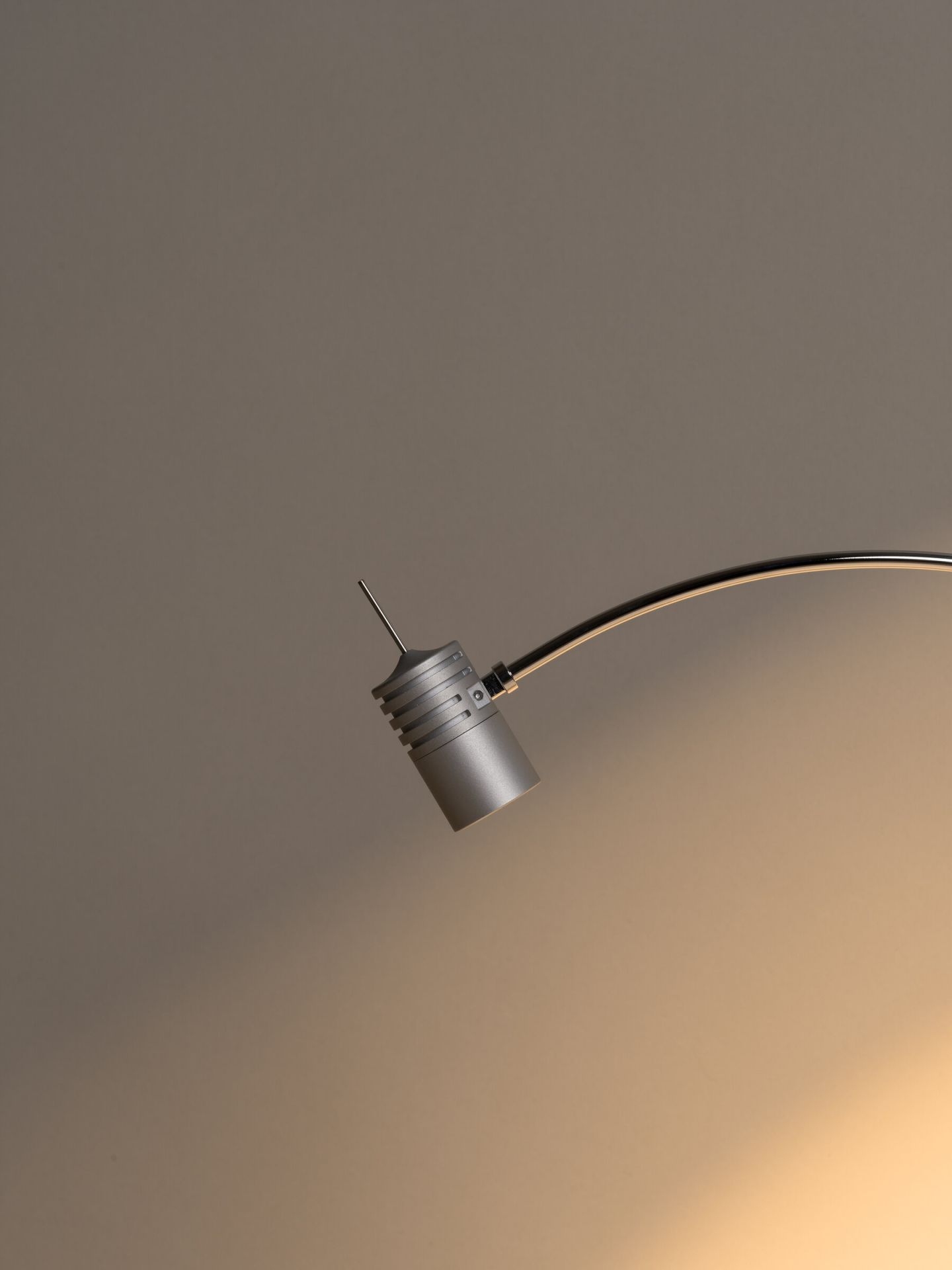 Nahaufnahme der Bib Luz Tischleuchte von Santa & Cole in Aluminium Grau. Designleuchte.