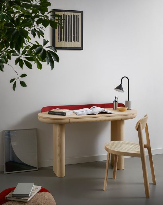 Jumbo Konsolentisch von Miniforms aus hellem Holz mit roter Akzentfarbe und passendem Holzstuhl.