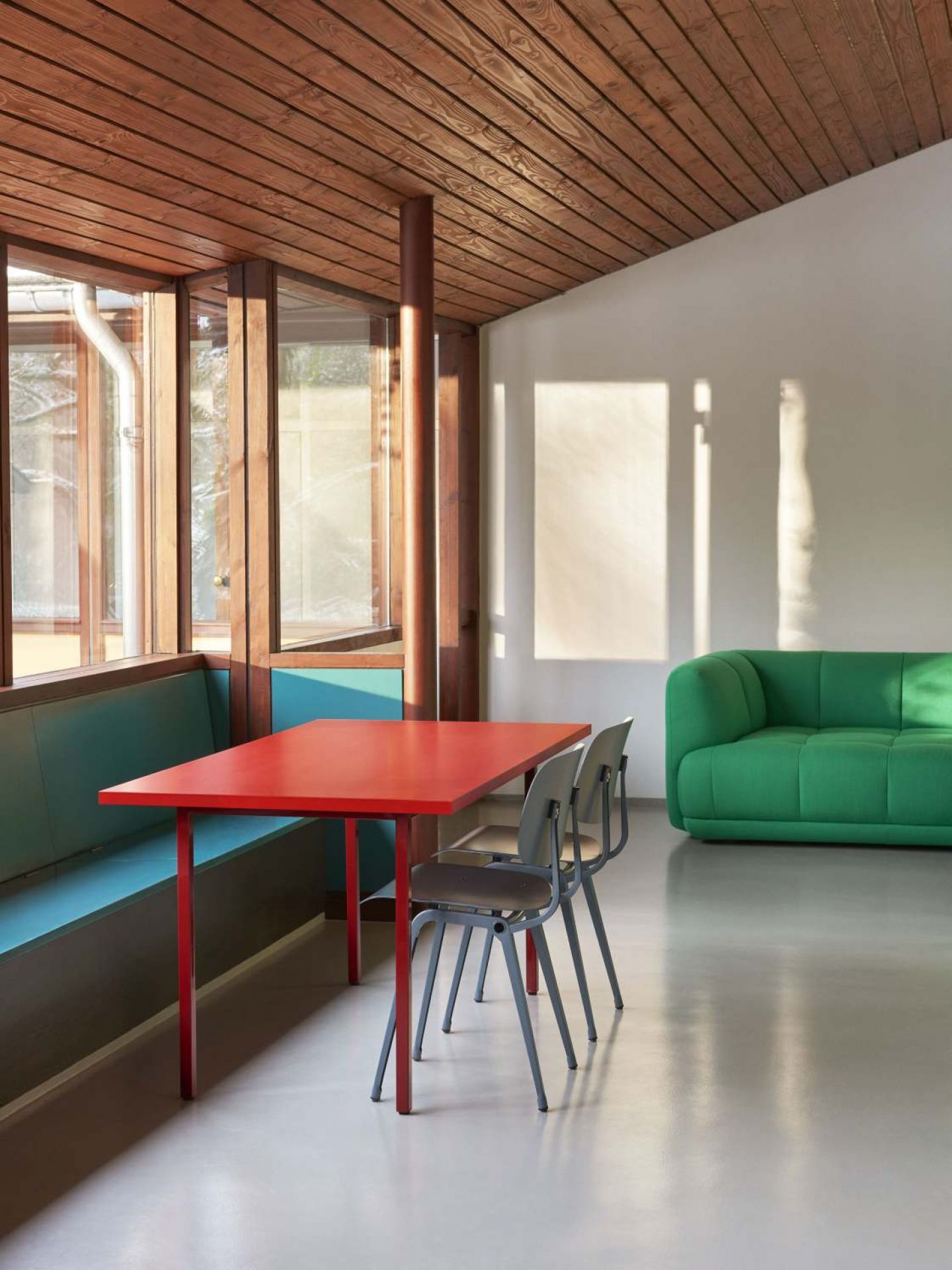 Roter Two Colour Table Tisch von Hay (Länge 160 cm) mit Stühlen und grünen Sofa.