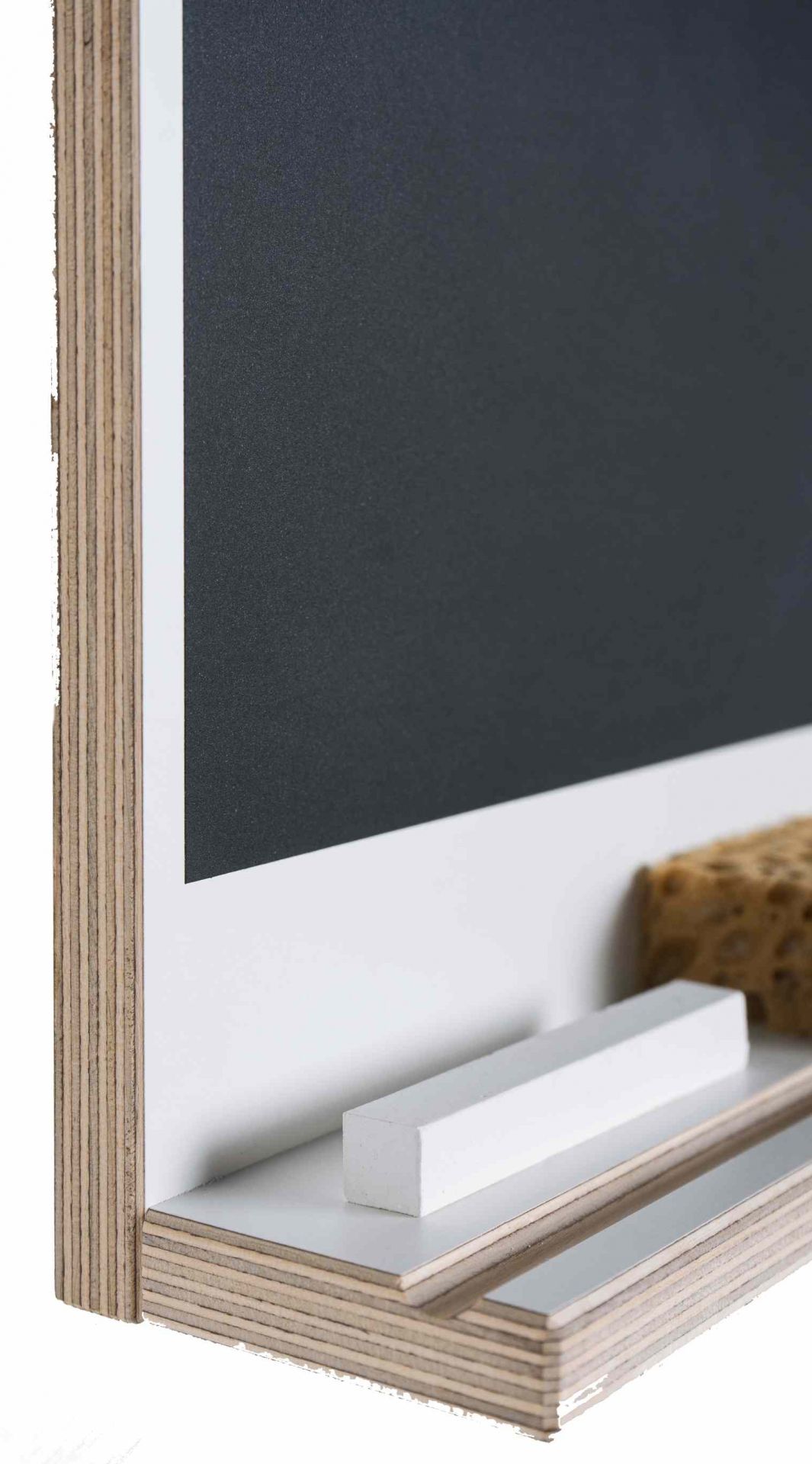 Detailaufnahme vom Moormann Rechenbeispiel Memoboard mit Kreide und Schwamm, ideal für Notizen und Ideen.