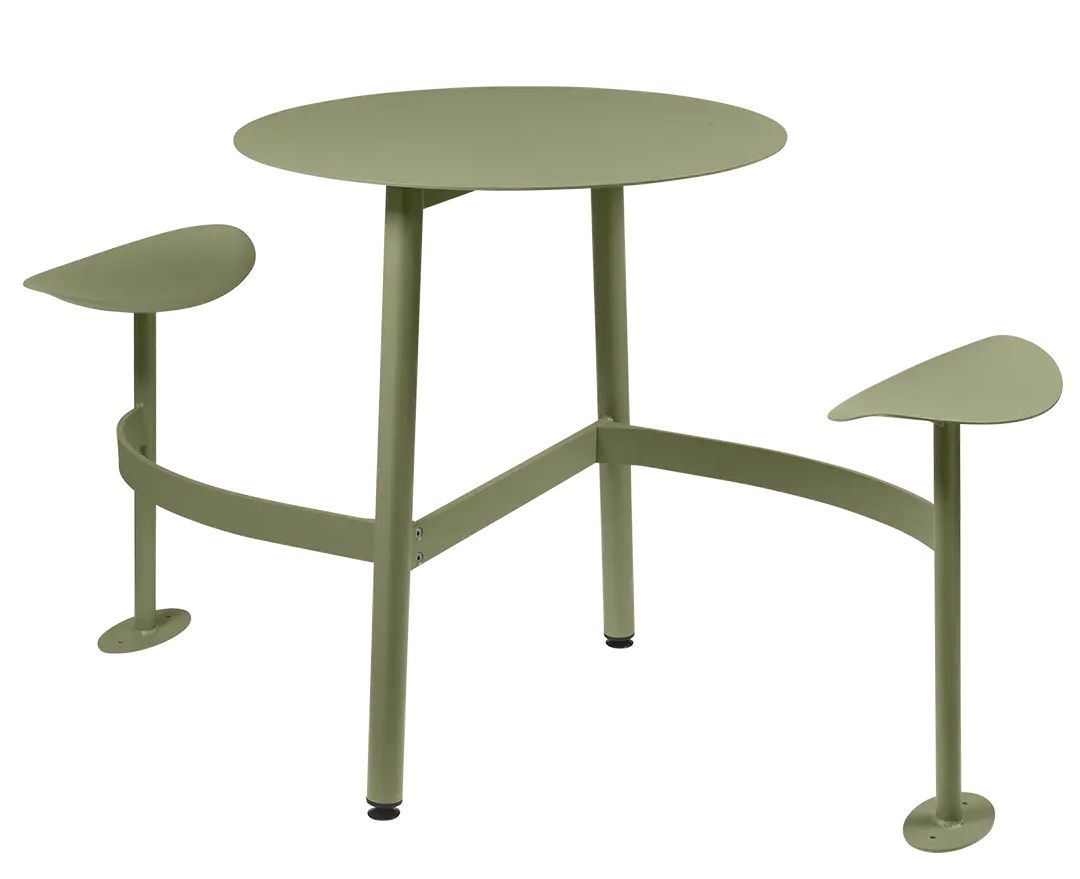 Bolder 2-Sitzer Tisch von Fermob in Grün, ideal für den Outdoor-Bereich. Gartentisch mit Sitzflächen.