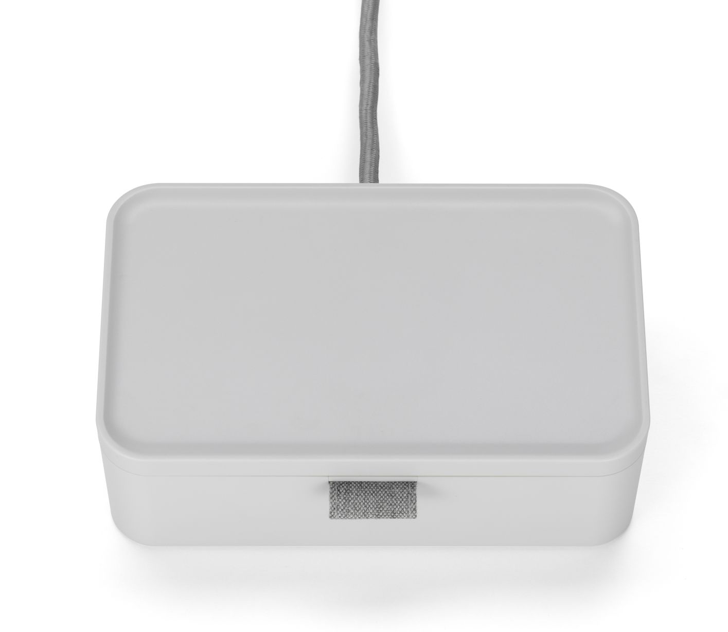 Graue Ampi Wireless Charger Mehrfachsteckdose von Vitra, Draufsicht auf Tischsteckdose mit Ladefunktion.