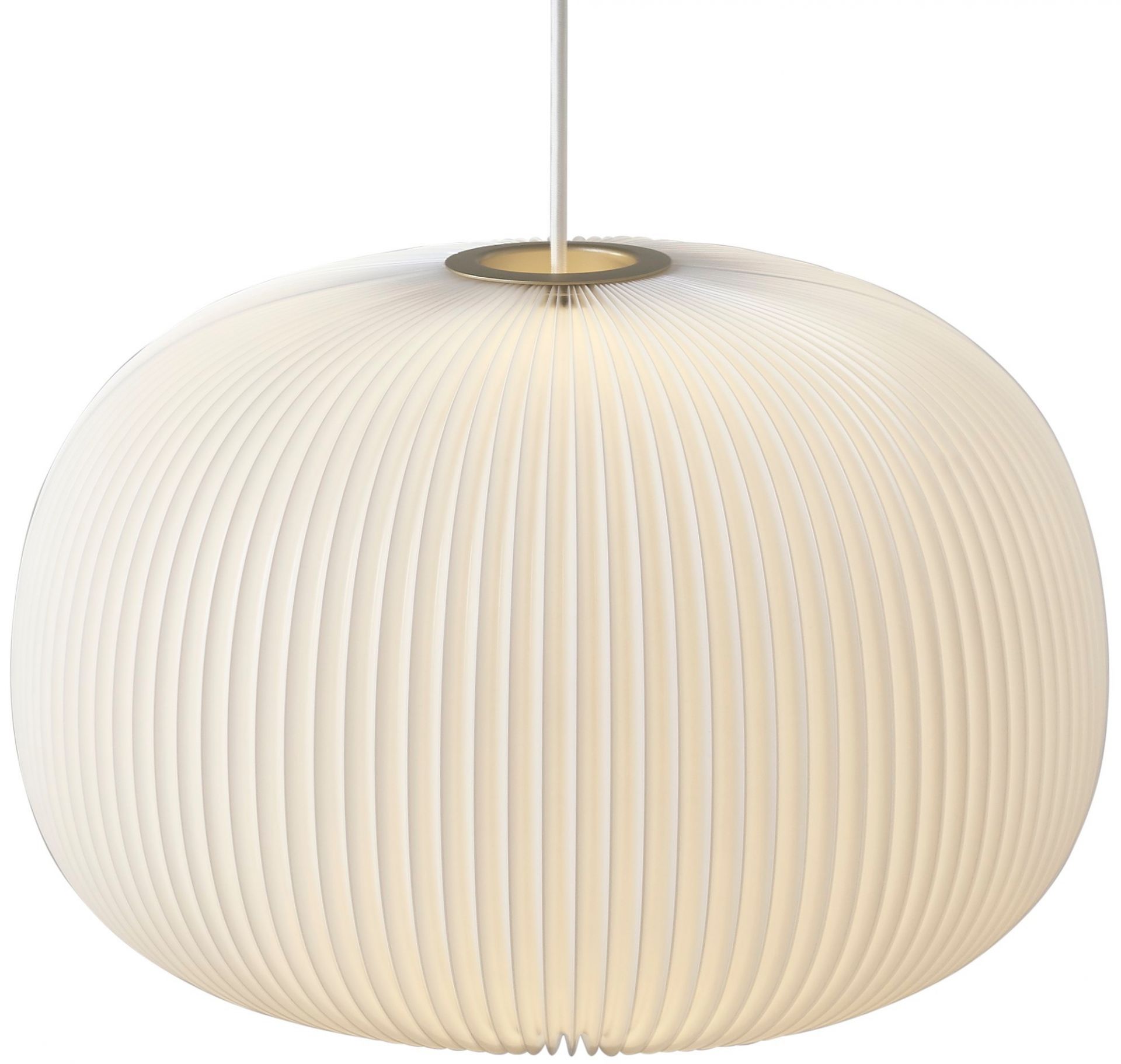 Lamella Pendelleuchte von Le Klint: Runde, weiße Hängelampe mit plissiertem Lampenschirm und goldenem Ring.