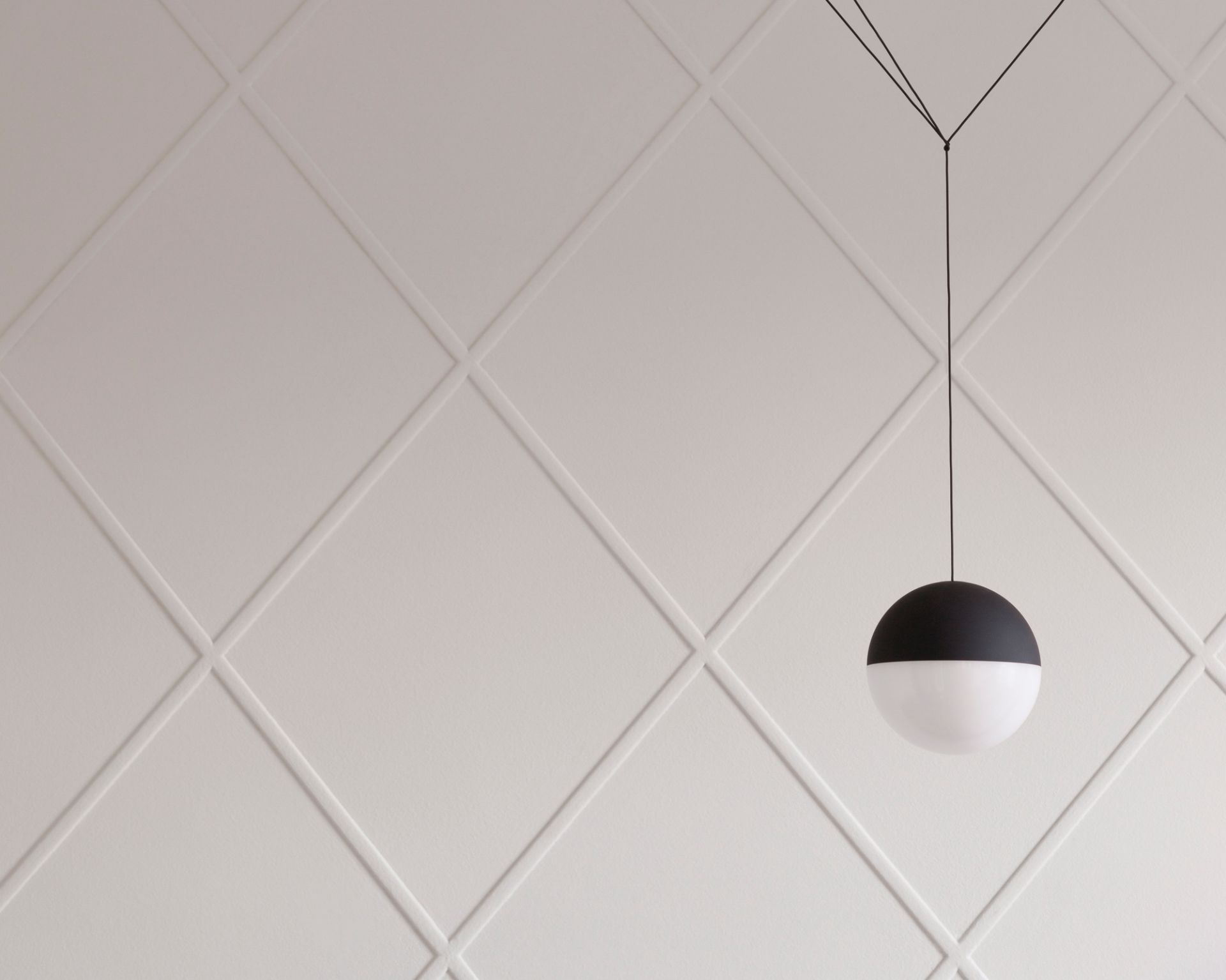 String Light Sphere Head Pendelleuchte von Flos: Moderne Hängeleuchte mit schwarzem und weißem Kugelkopf.