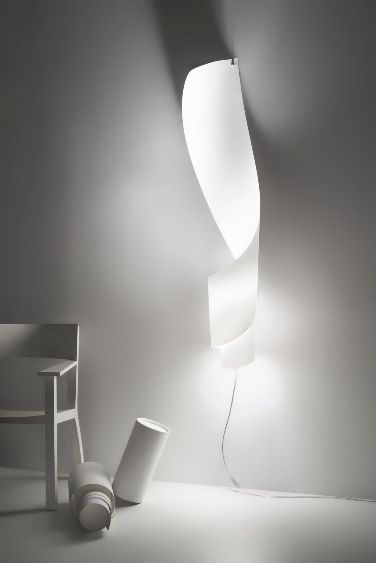 Oop´s Wandleuchte von Ingo Maurer: Weiße, spiralförmige Designerlampe an der Wand, minimalistisch.