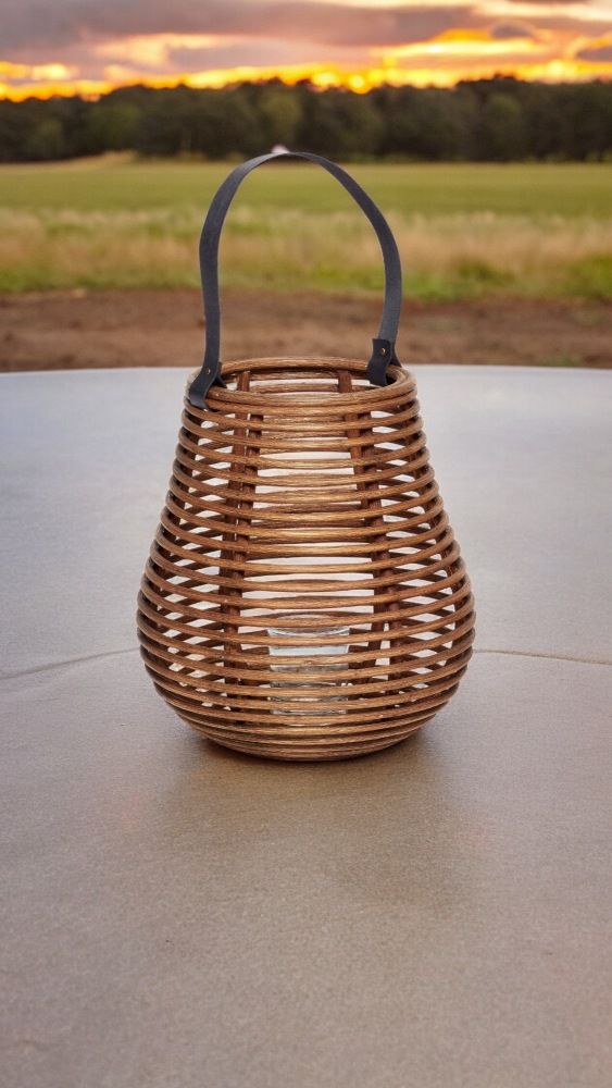 Hübsche Rattan Laterne mit Glaseinsatz und Tragegriff, dekorative Innenraum Beleuchtung für gemütliche Atmosphäre.