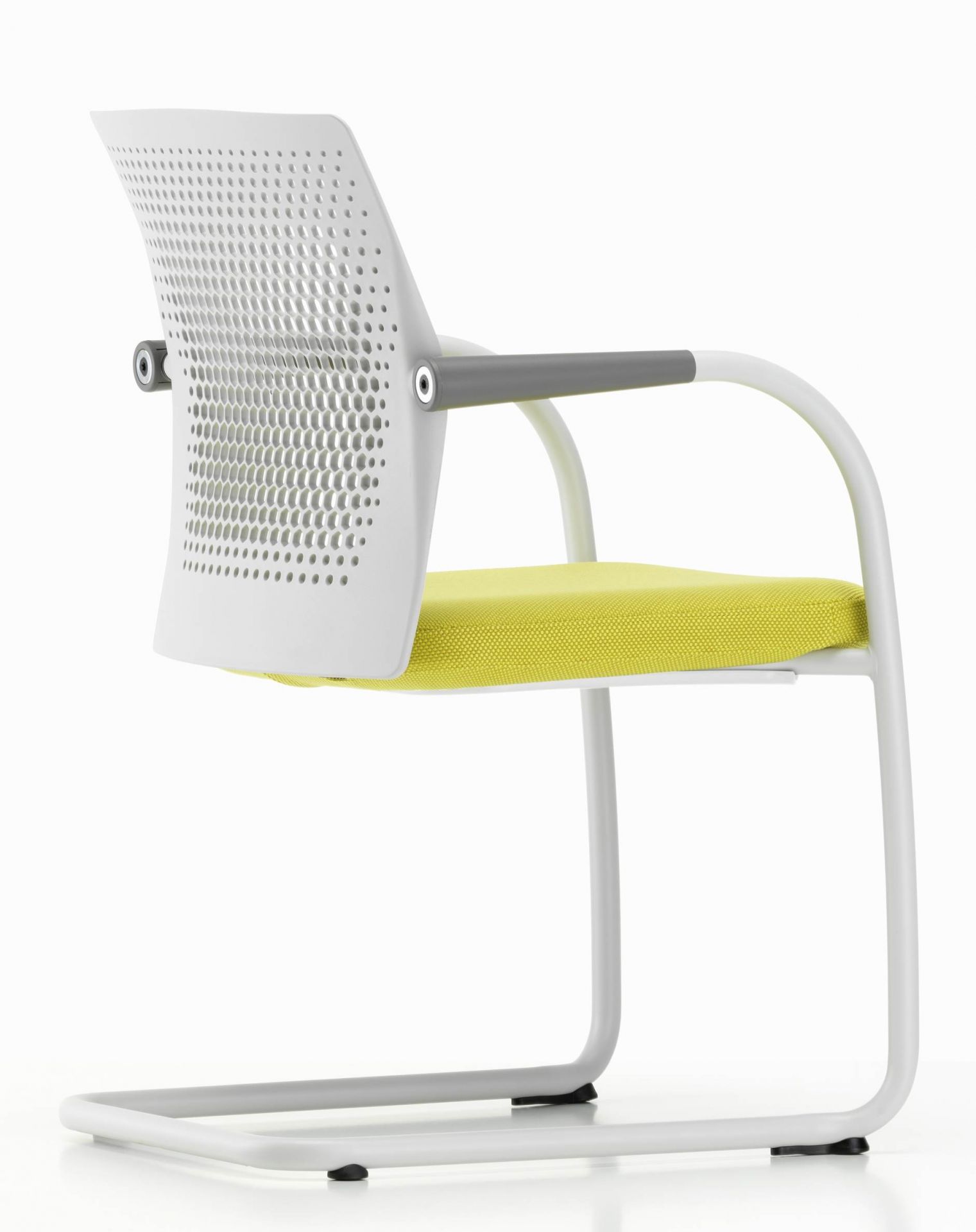 Weißer Vitra ID Visitor Air Freischwinger mit gelber Sitzfläche, perforierter Rückenlehne und grauen Armlehnen.
