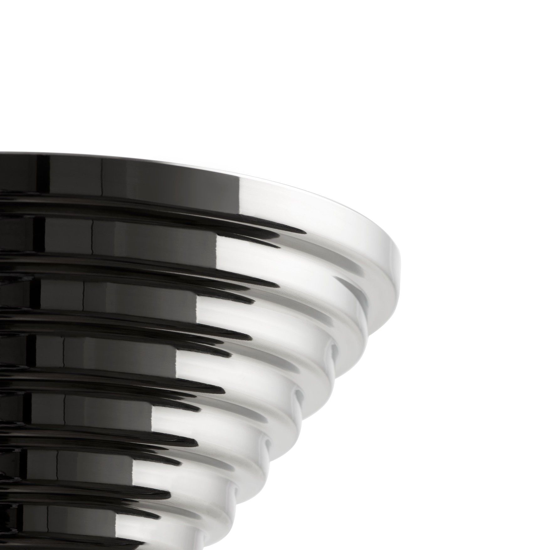 Detailaufnahme der runden Alessi Maya Schale, Ø 25 cm, aus glänzendem Edelstahl.