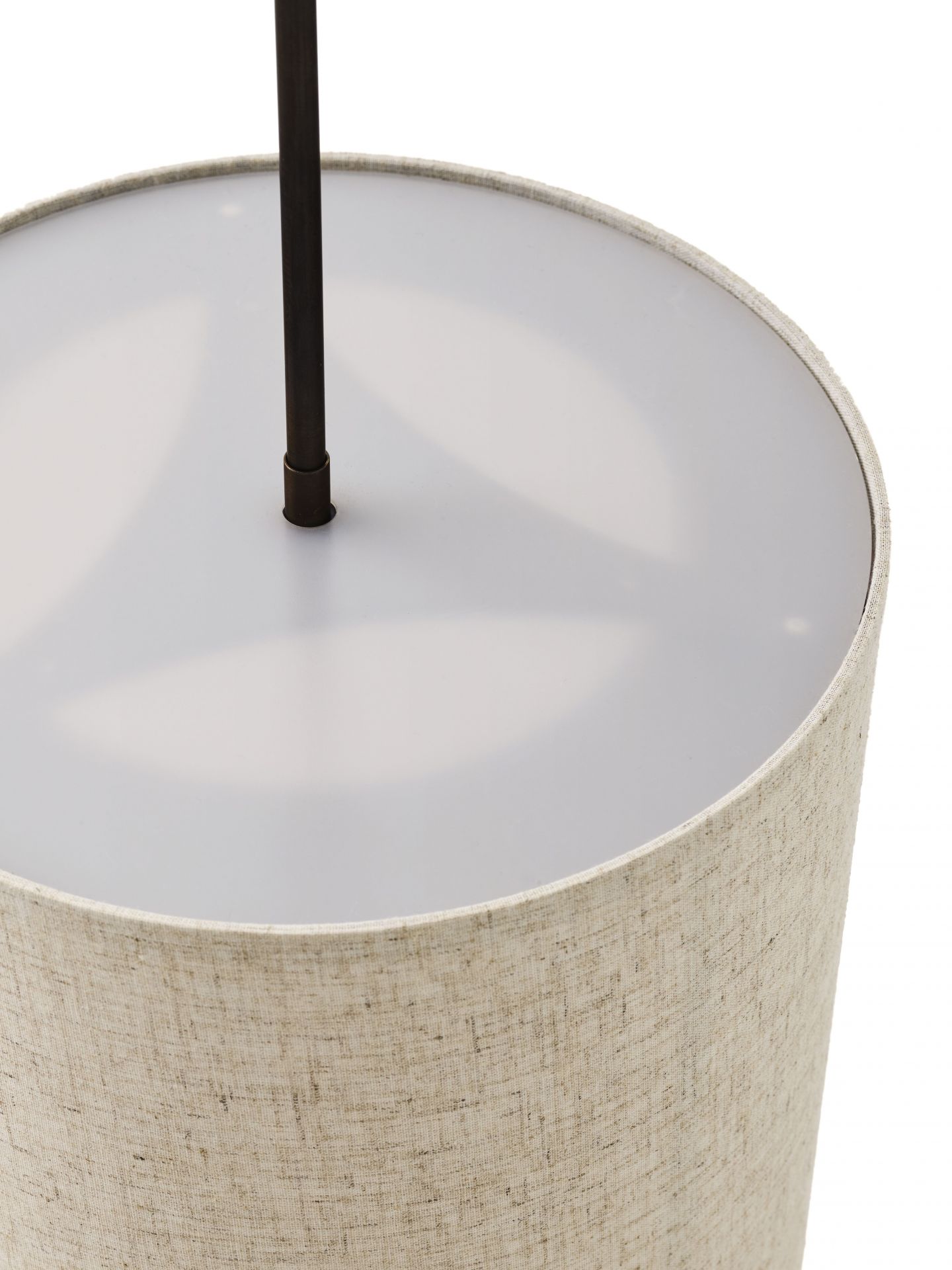 Detailaufnahme der Audo Hashira Pendelleuchte Ø30 Raw mit Stoffschirm und Aufhängung.