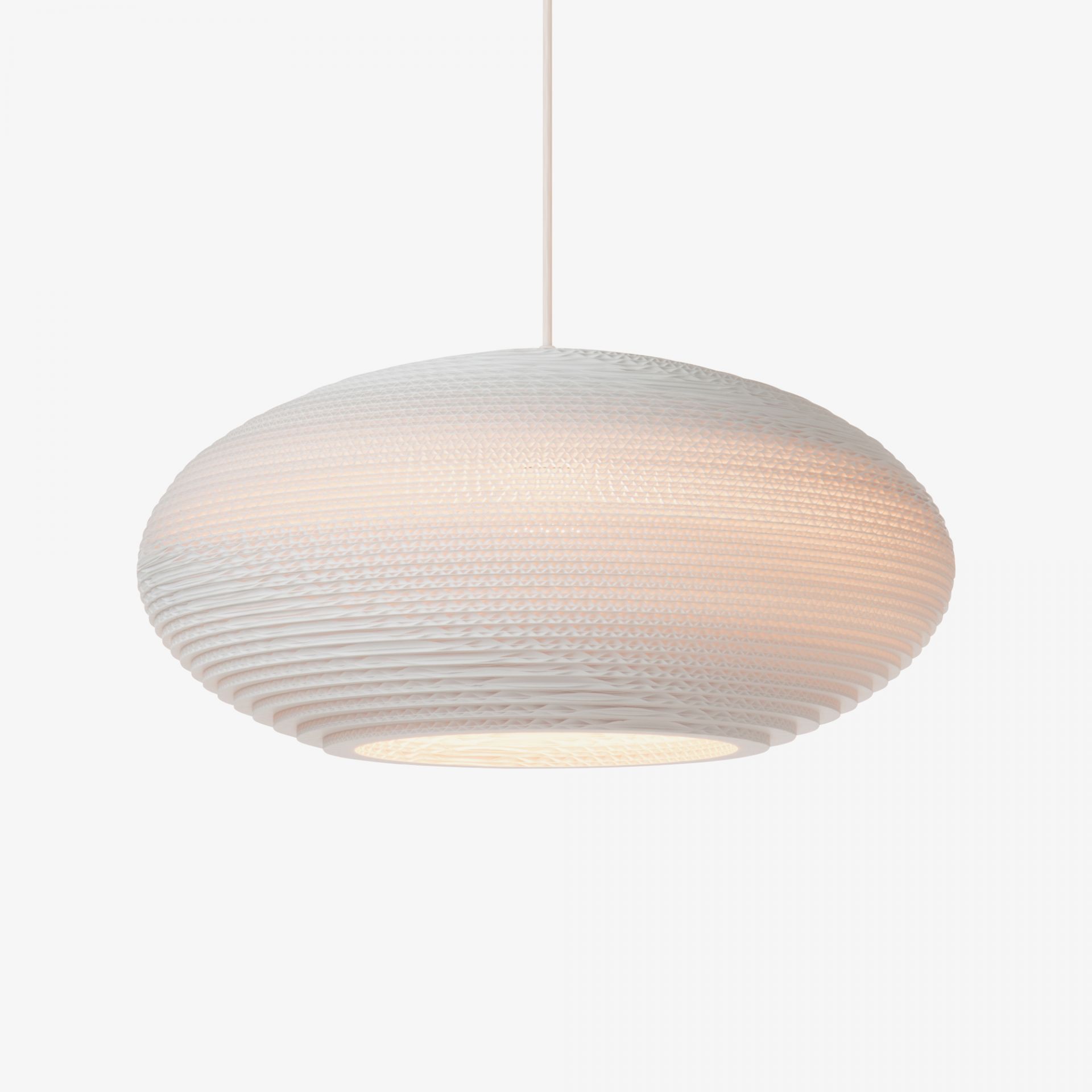 Weiße Scraplights Disc Hängeleuchte von Graypants: Moderne Pendelleuchte aus recycelter Pappe für stimmungsvolle Beleuchtung.
