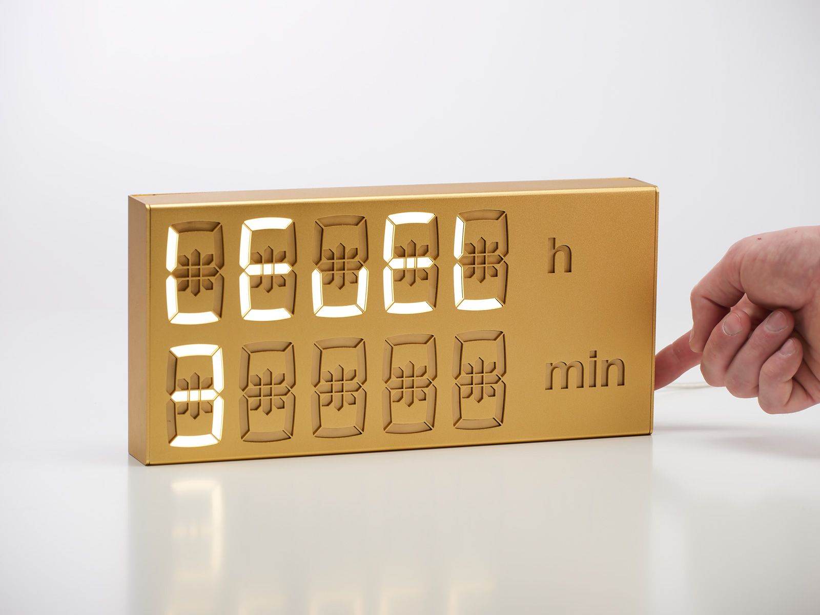 Goldene LED Digitaluhr, Albert Clock, als Tischuhr oder Wanduhr mit Stunden- und Minutenanzeige.