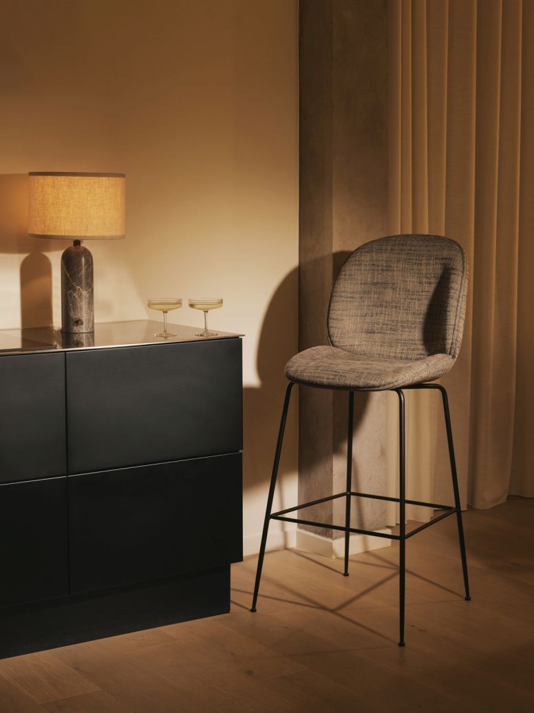 Gravity Tischleuchte mit Canvas Schirm und weißem Marmorfuß von Gubi, modernes Design.