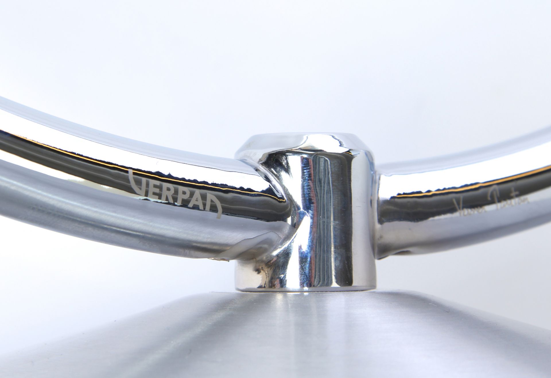 Detailaufnahme des Verpan System 1-2-3 Spiegels: Chrom-Gestell und Logo des Designklassikers.