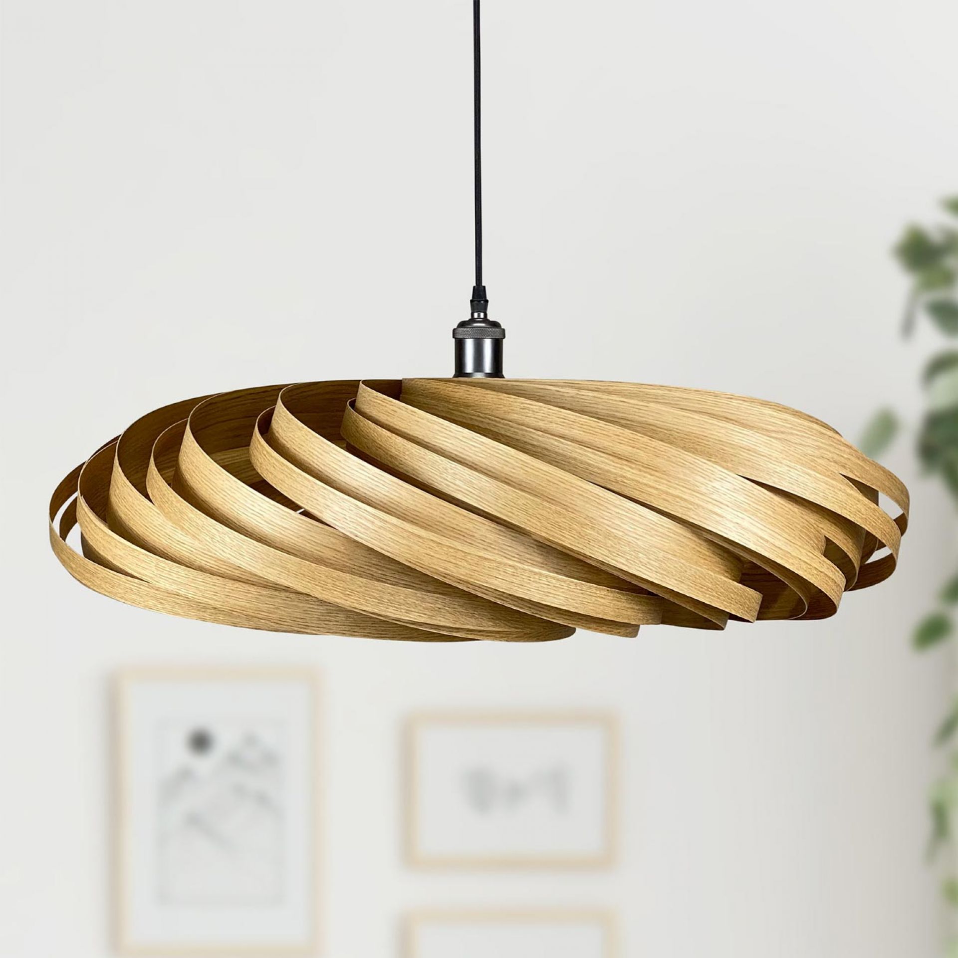 Veneria Hängeleuchte aus Eiche, moderne Holzlampe mit spiralförmigem Design für stilvolle Innenraumbeleuchtung.